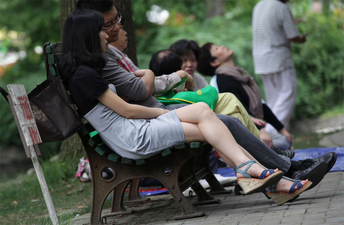 图片[2]-踏青公园街拍系列No.367 红趾凉高，MM长椅小憩图-日更街拍