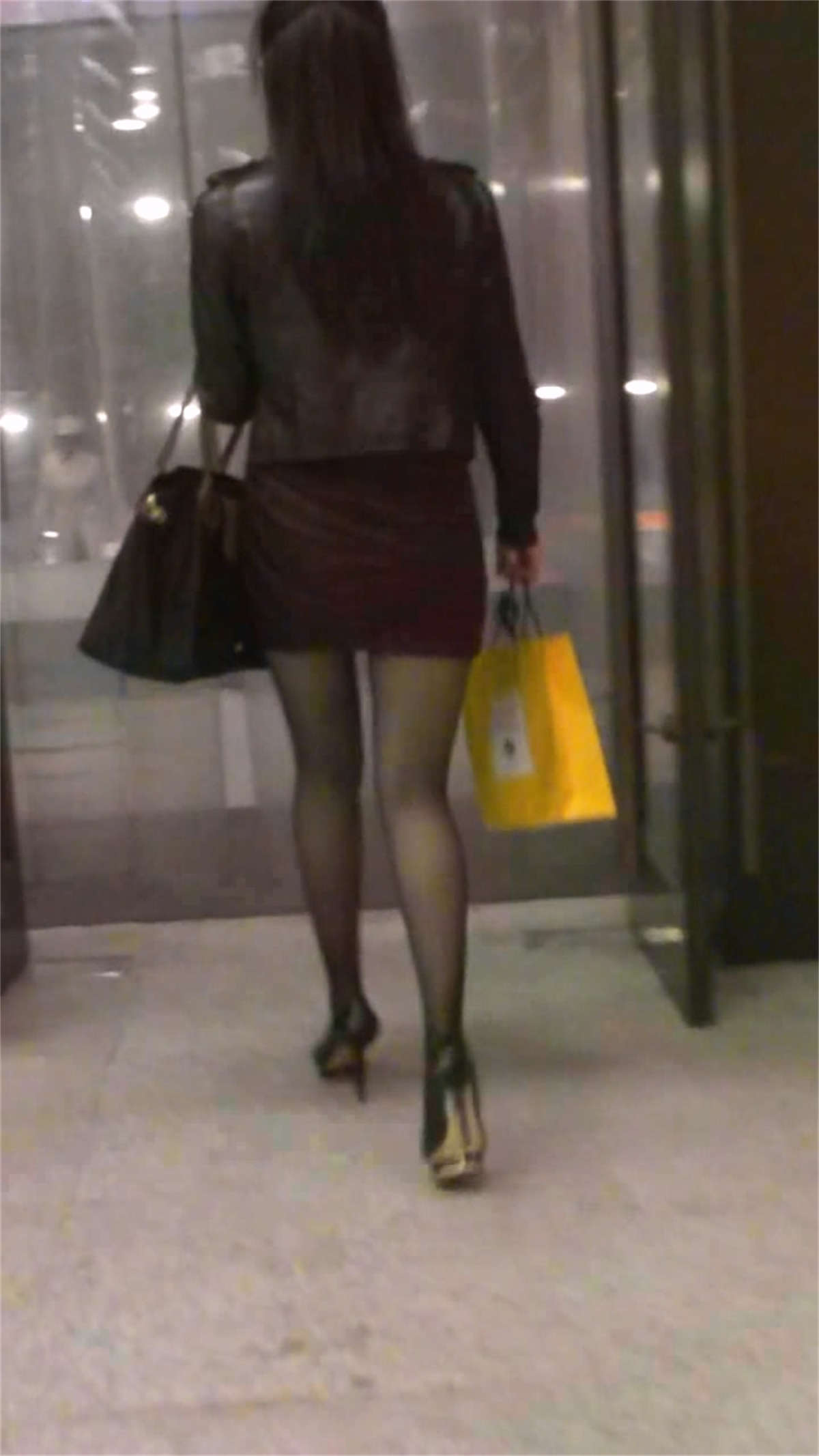 极品性感紫色紧身包臀裙黑丝美女-日更街拍