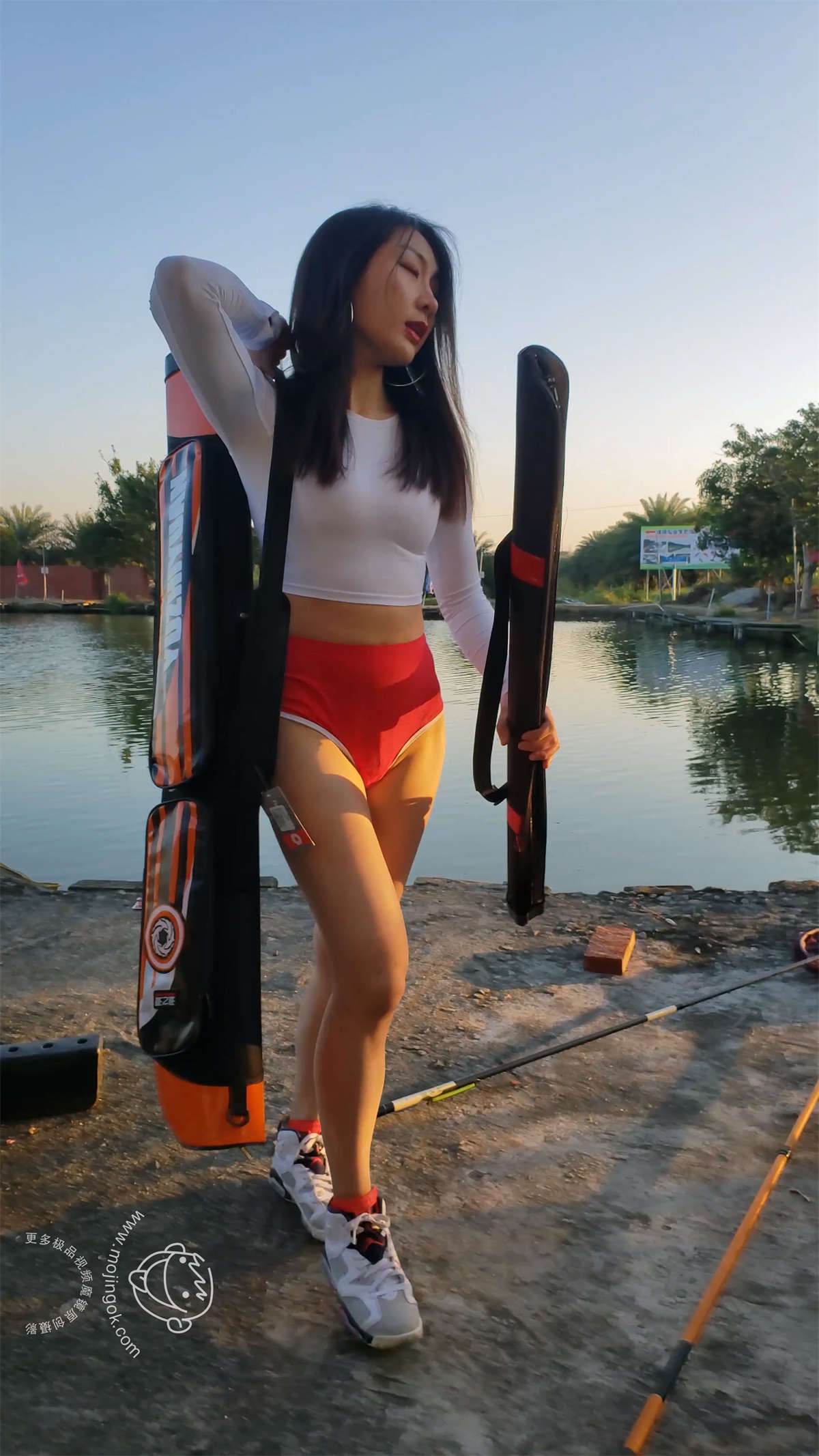 图片[2]-红短内裤运动美女-日更街拍