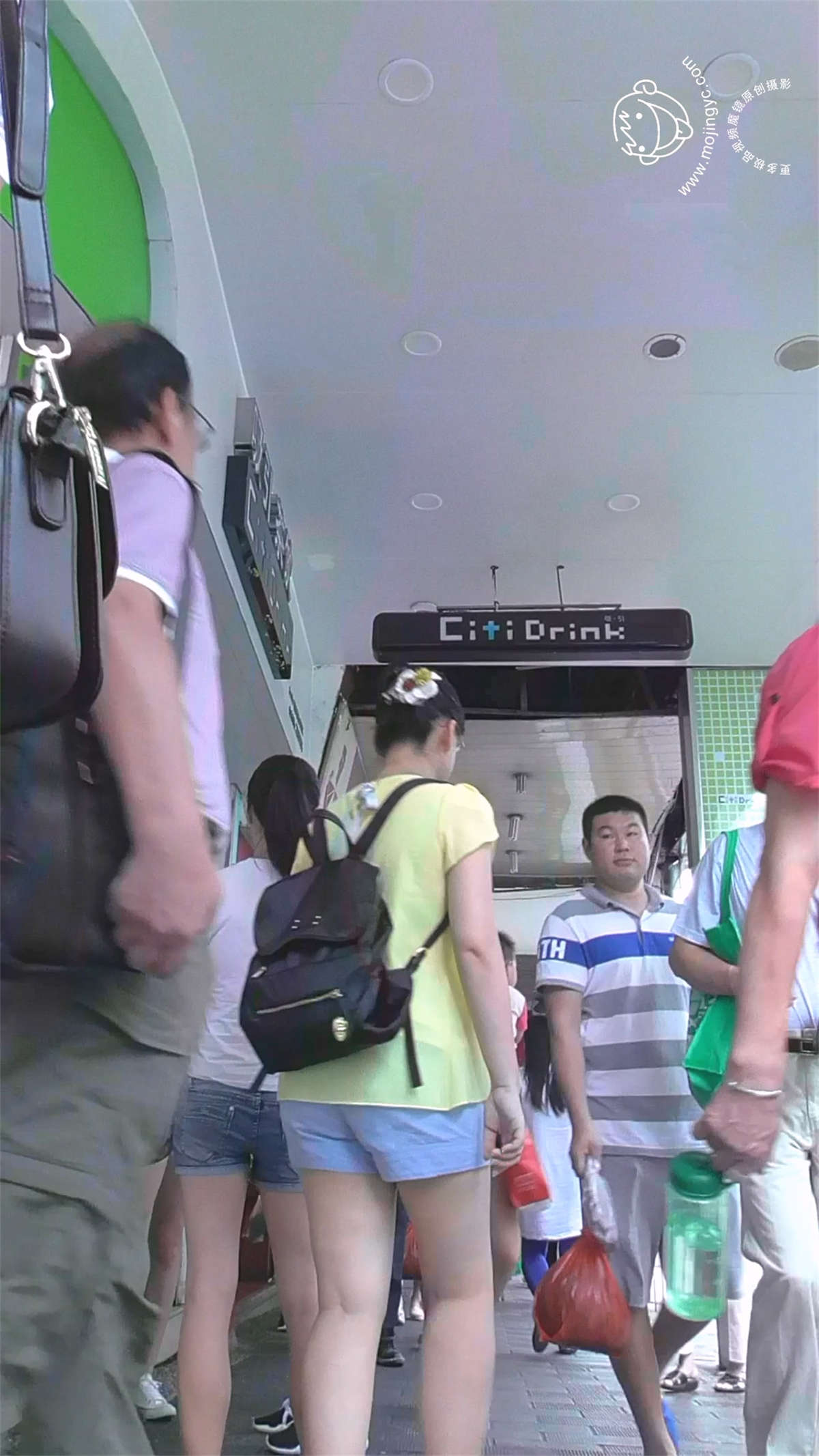 紧身黑色高跟鞋长发美女-日更街拍