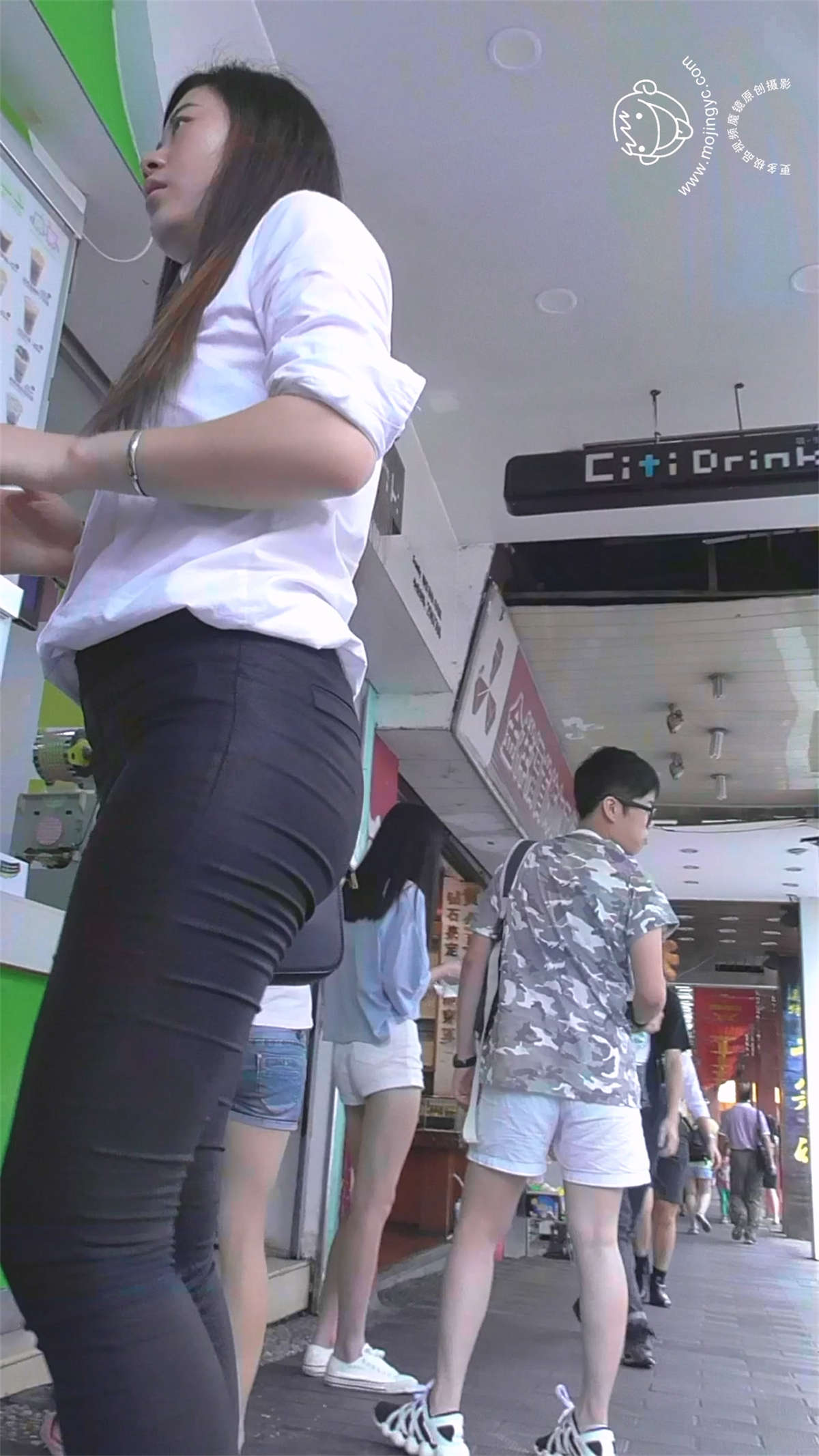 图片[2]-紧身黑色高跟鞋长发美女-日更街拍