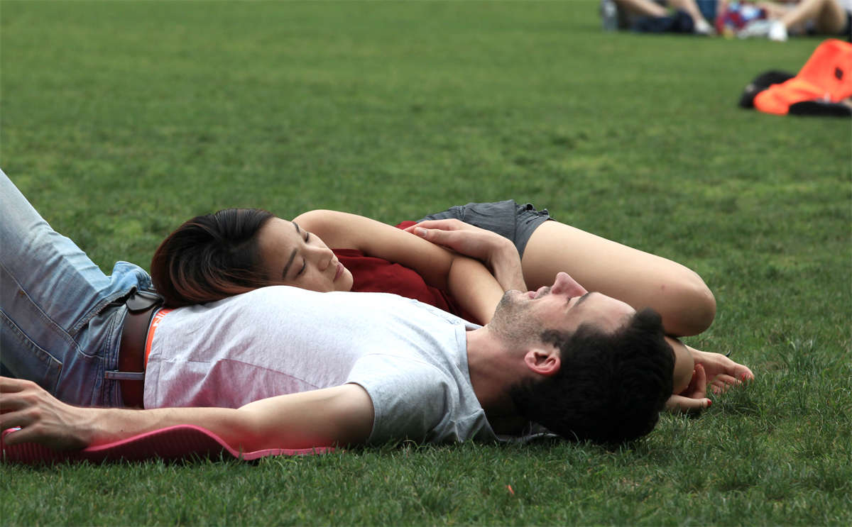 图片[2]-踏青公园街拍系列No.279 性感妹子长腿高翘，高能美姿让人流连忘返 第2套-日更街拍