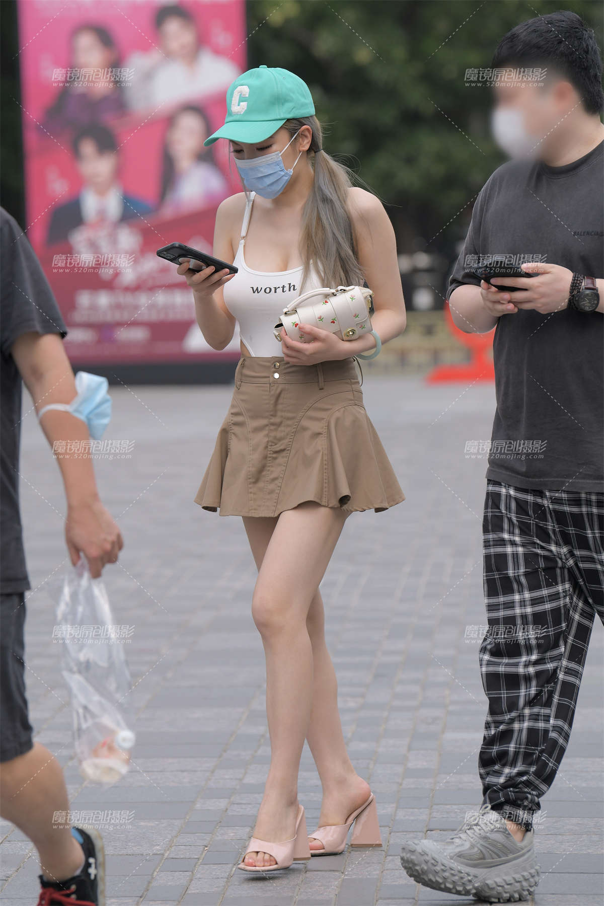 褐色短裙-日更街拍