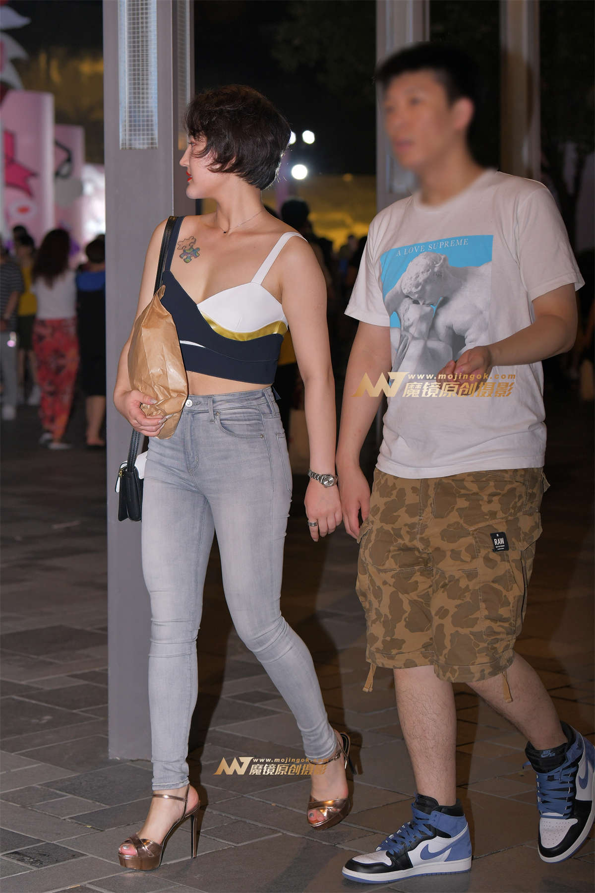 【红石赛帖】夜拍性感牛仔少妇-日更街拍