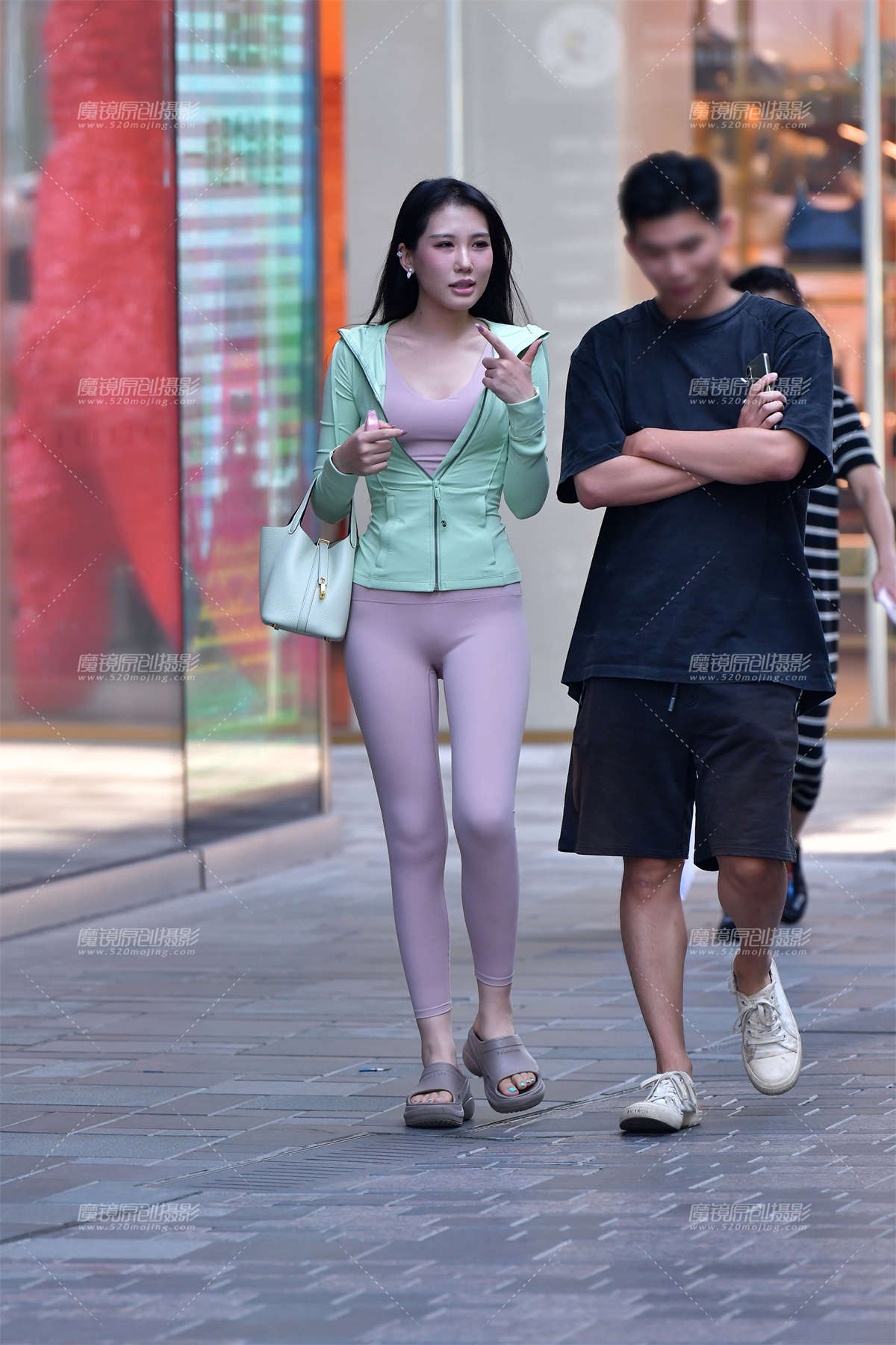 ★气质长发紧身裤美女-日更街拍