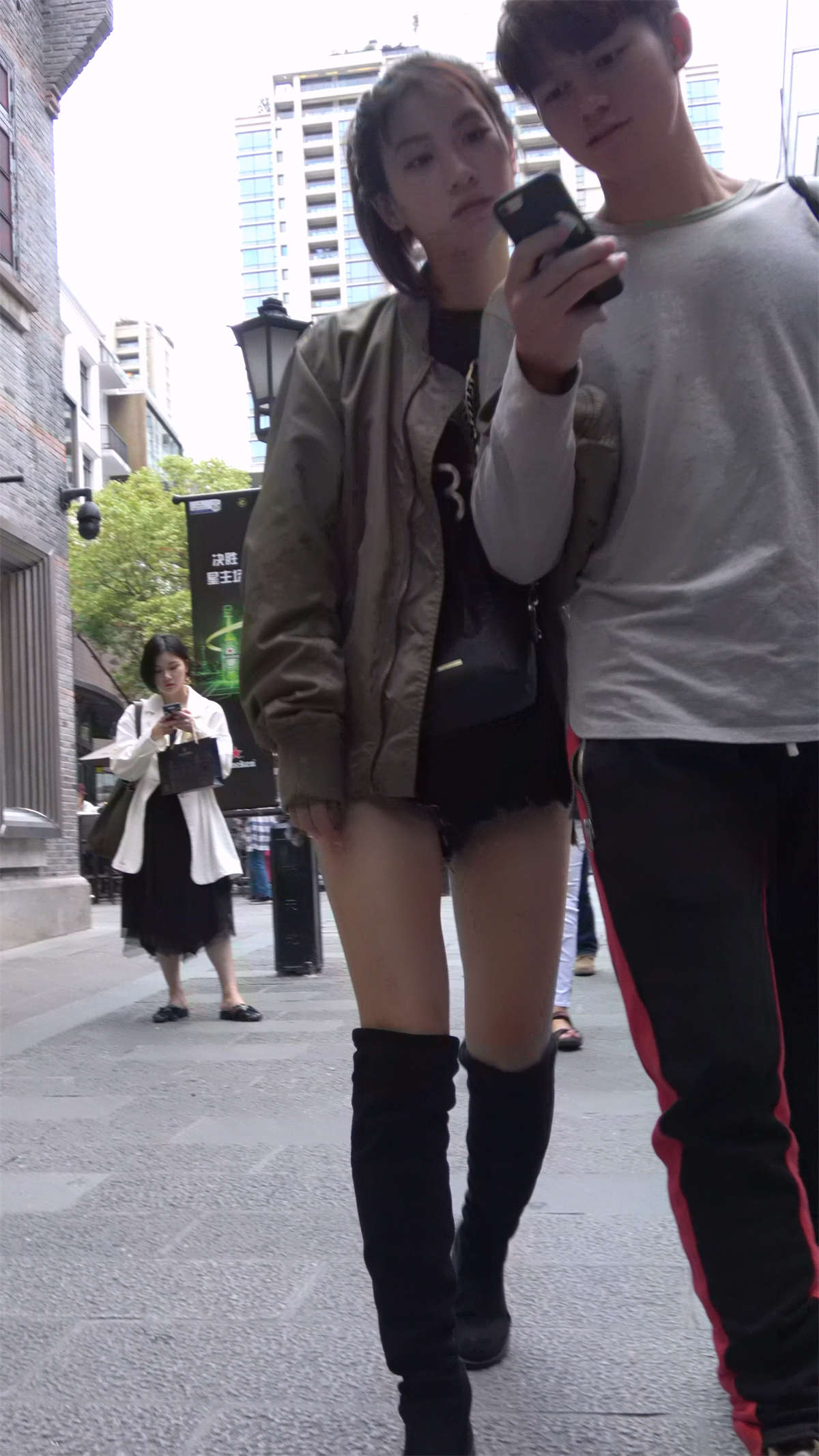 黑色超短裙美腿长靴美丽小姐姐-日更街拍