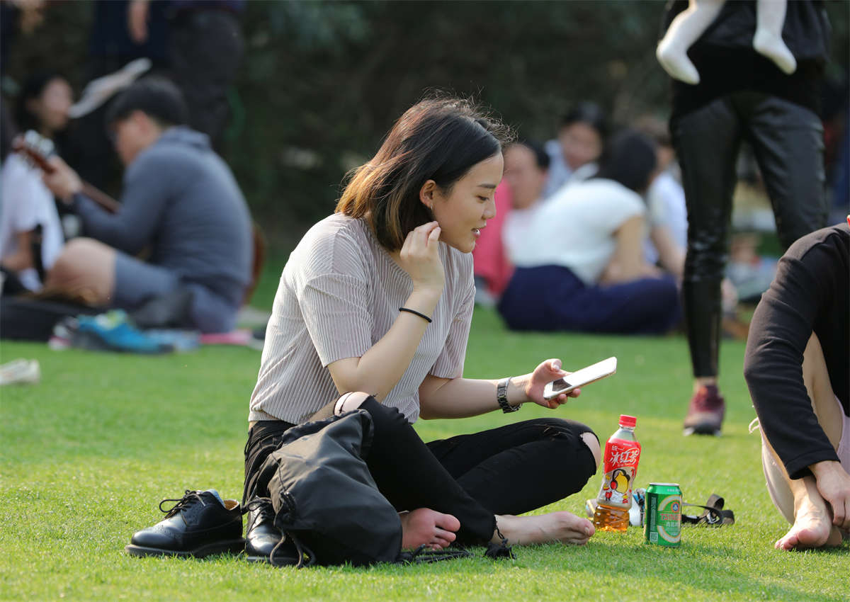 图片[2]-踏青公园街拍系列No.1593 气质超好的女孩举手投足之间都散发着美女的自信和魅力-日更街拍