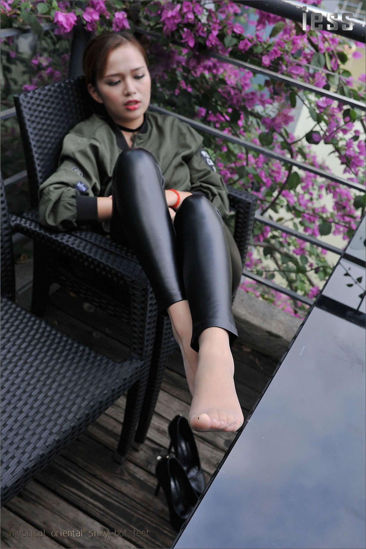 图片[2]-IESS异思趣向 模特：羊羊 紧绷皮裤与顺滑肉丝2-日更街拍