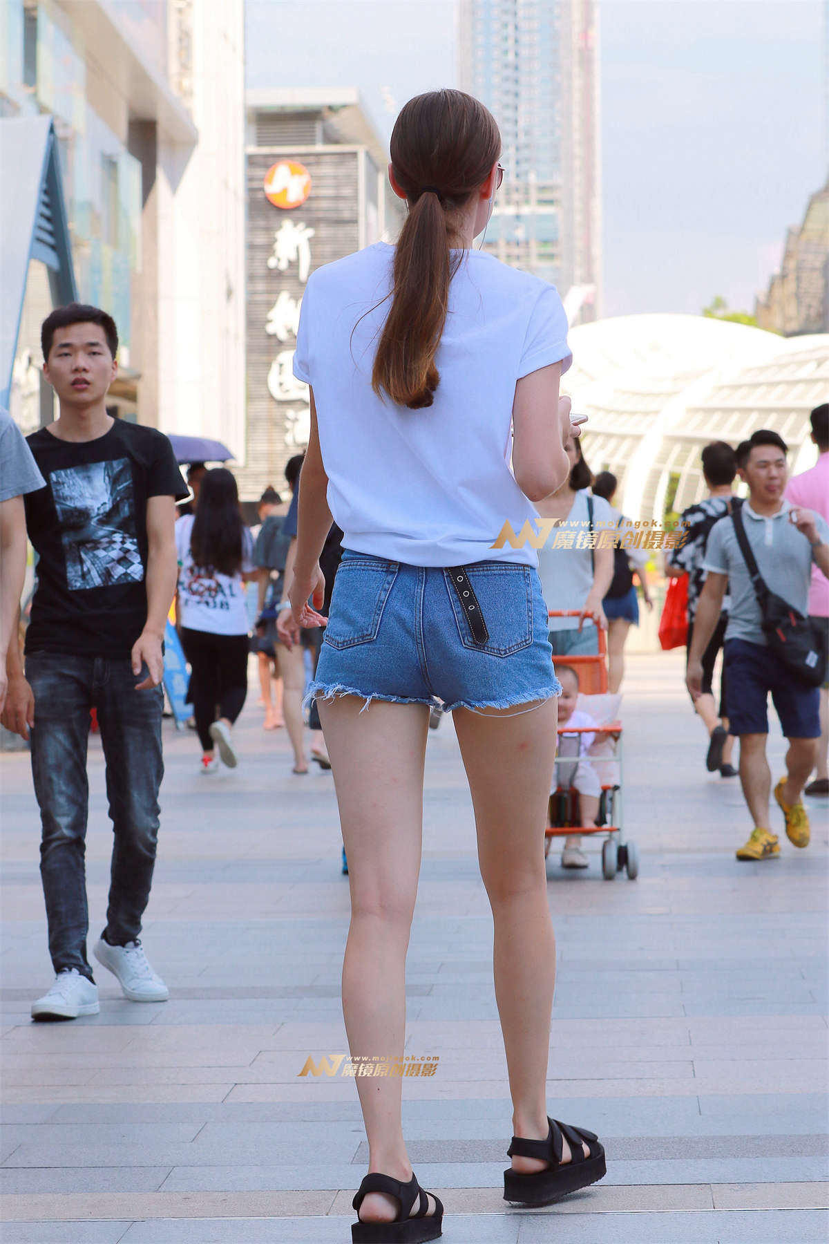 图片[2]-牛仔热裤迷你大长腿美女-日更街拍