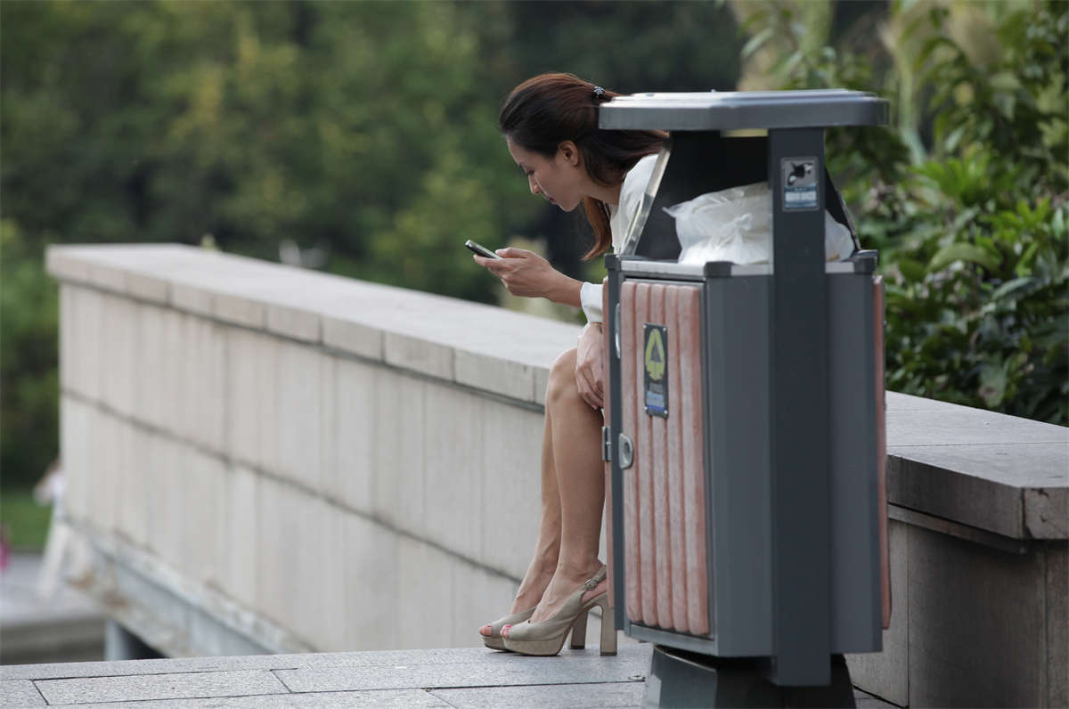 图片[2]-踏青公园街拍系列No.368 换一个角度看淑女的露趾高跟-日更街拍