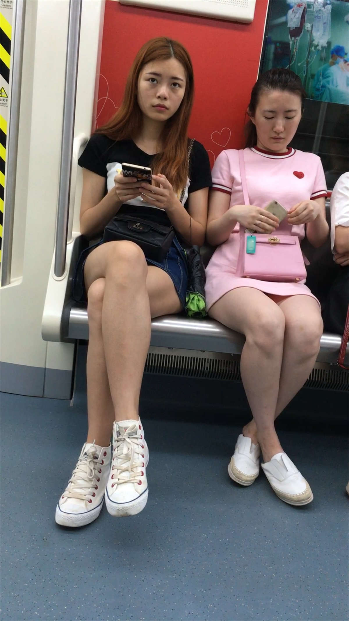 图片[2]-地铁拍摄两个白腿美眉-日更街拍