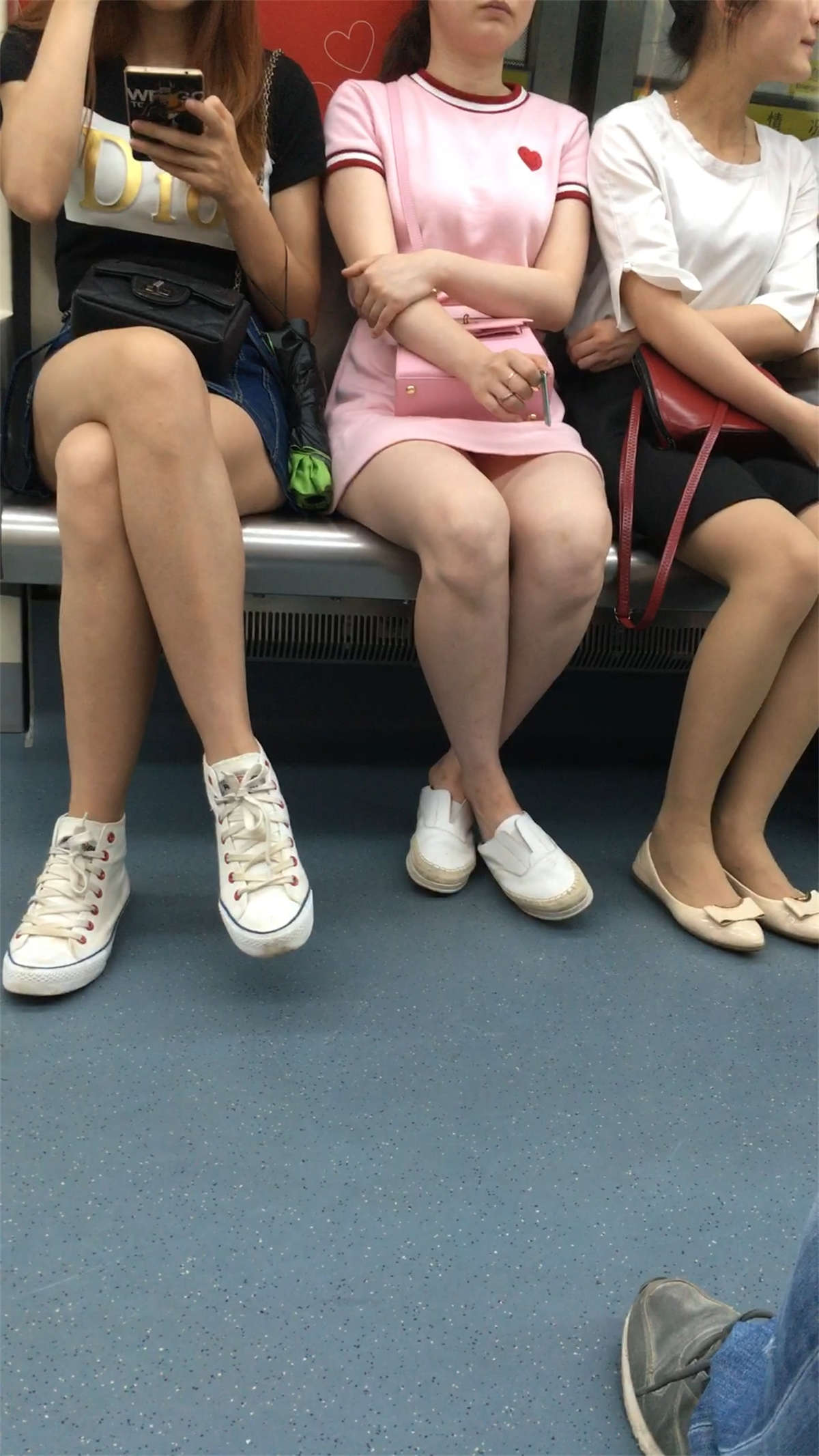 地铁拍摄两个白腿美眉-日更街拍