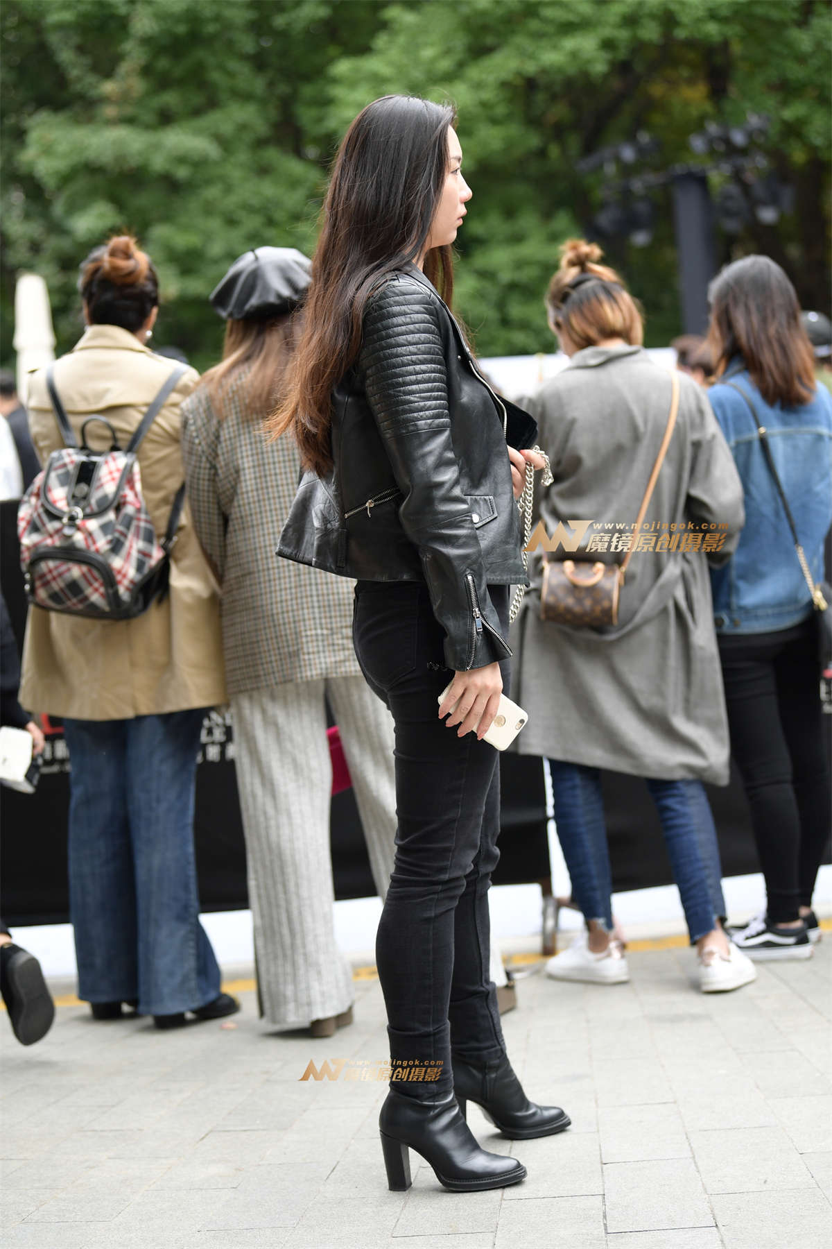 紧身黑裤少妇-日更街拍