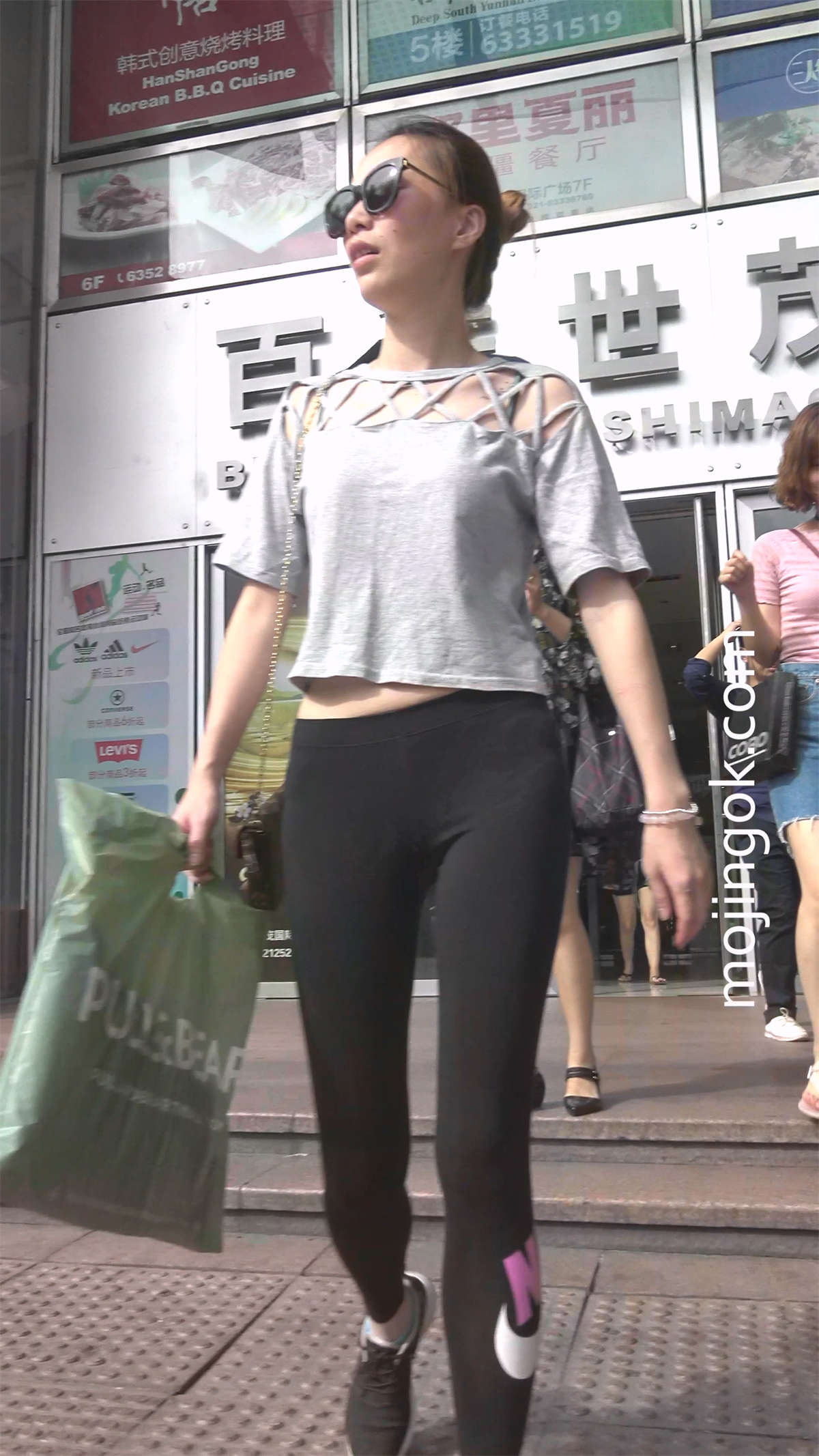 图片[2]-紧身瑜伽裤耐克运动鞋的清纯墨镜女孩-日更街拍