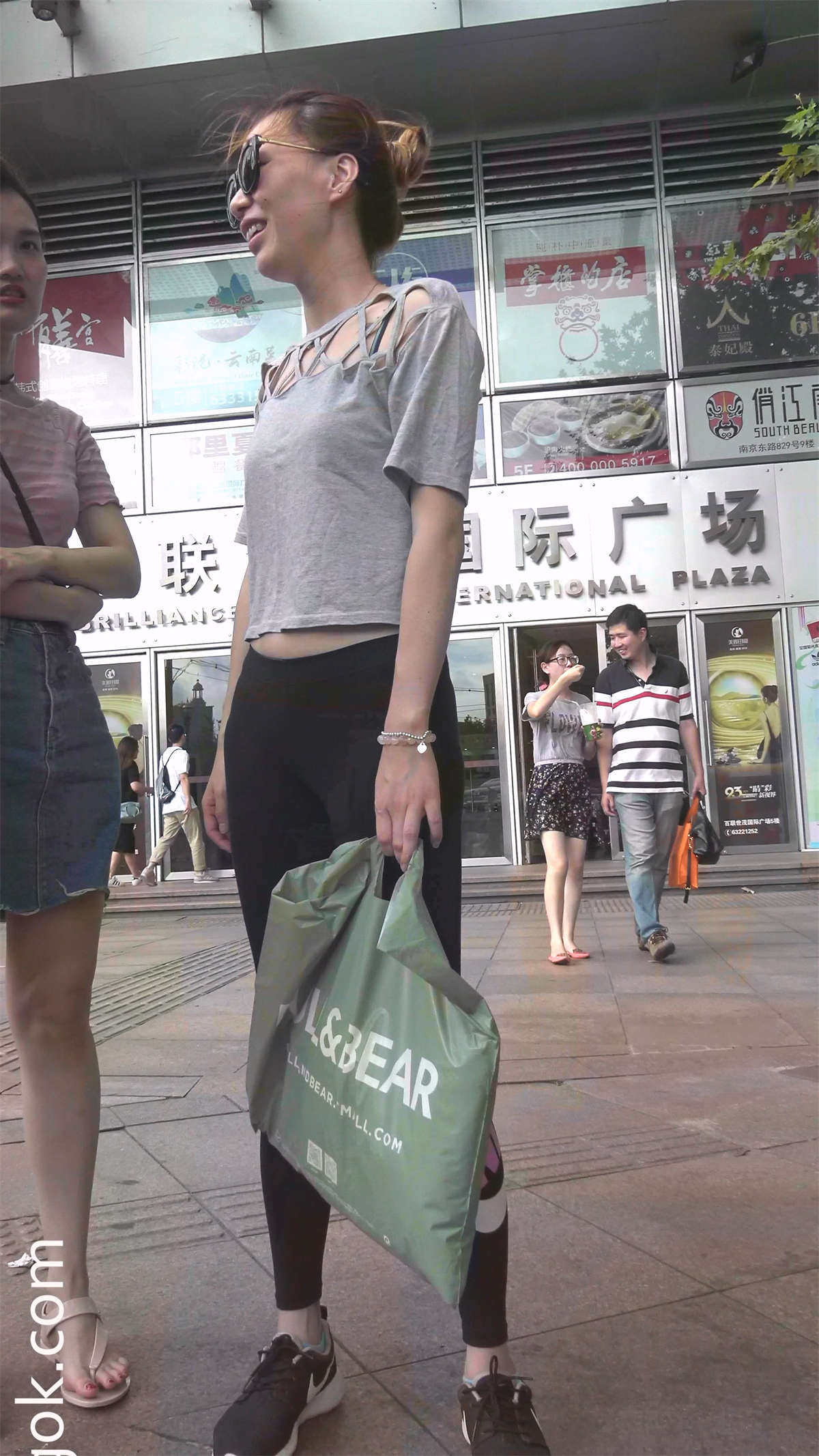 紧身瑜伽裤耐克运动鞋的清纯墨镜女孩-日更街拍