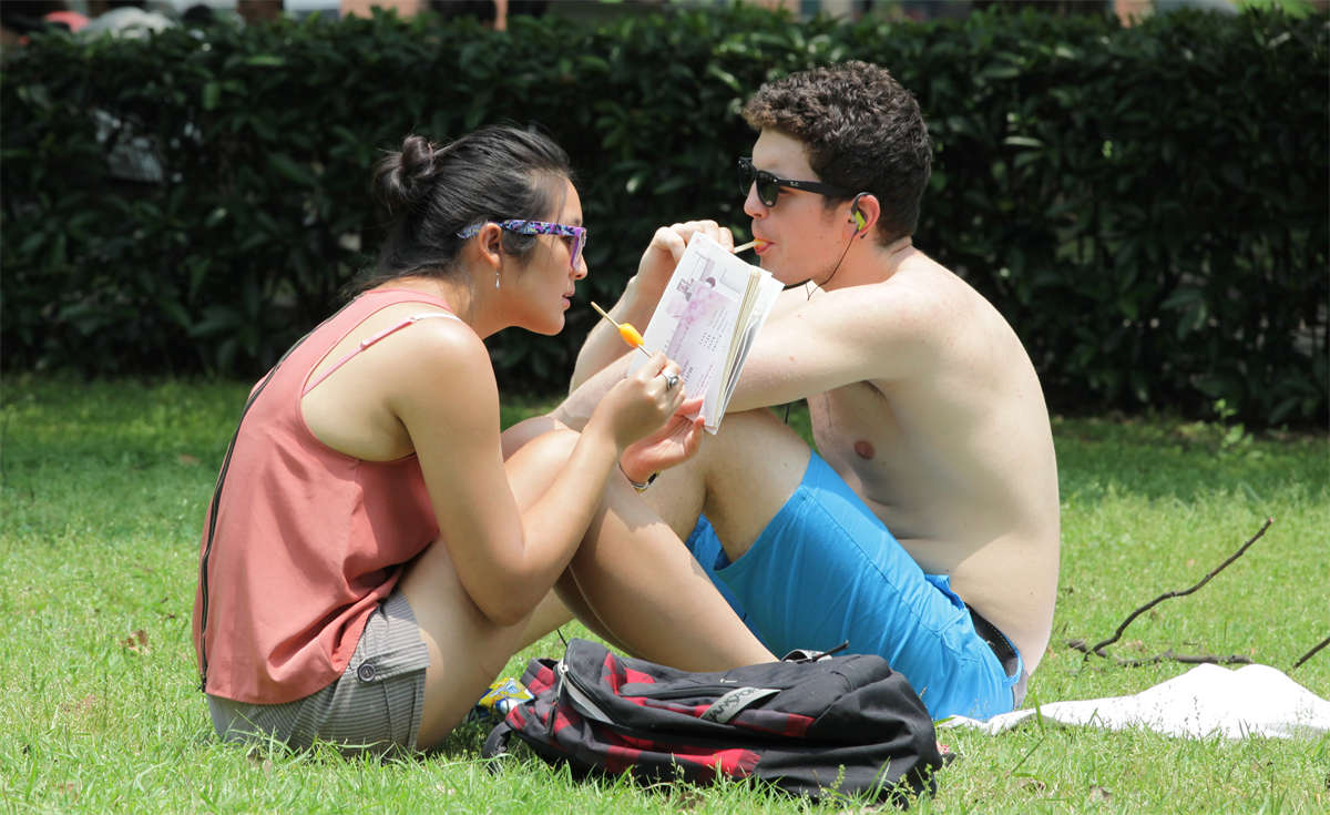 图片[2]-踏青公园街拍系列No.280 阳光下的一双健康艳足-日更街拍