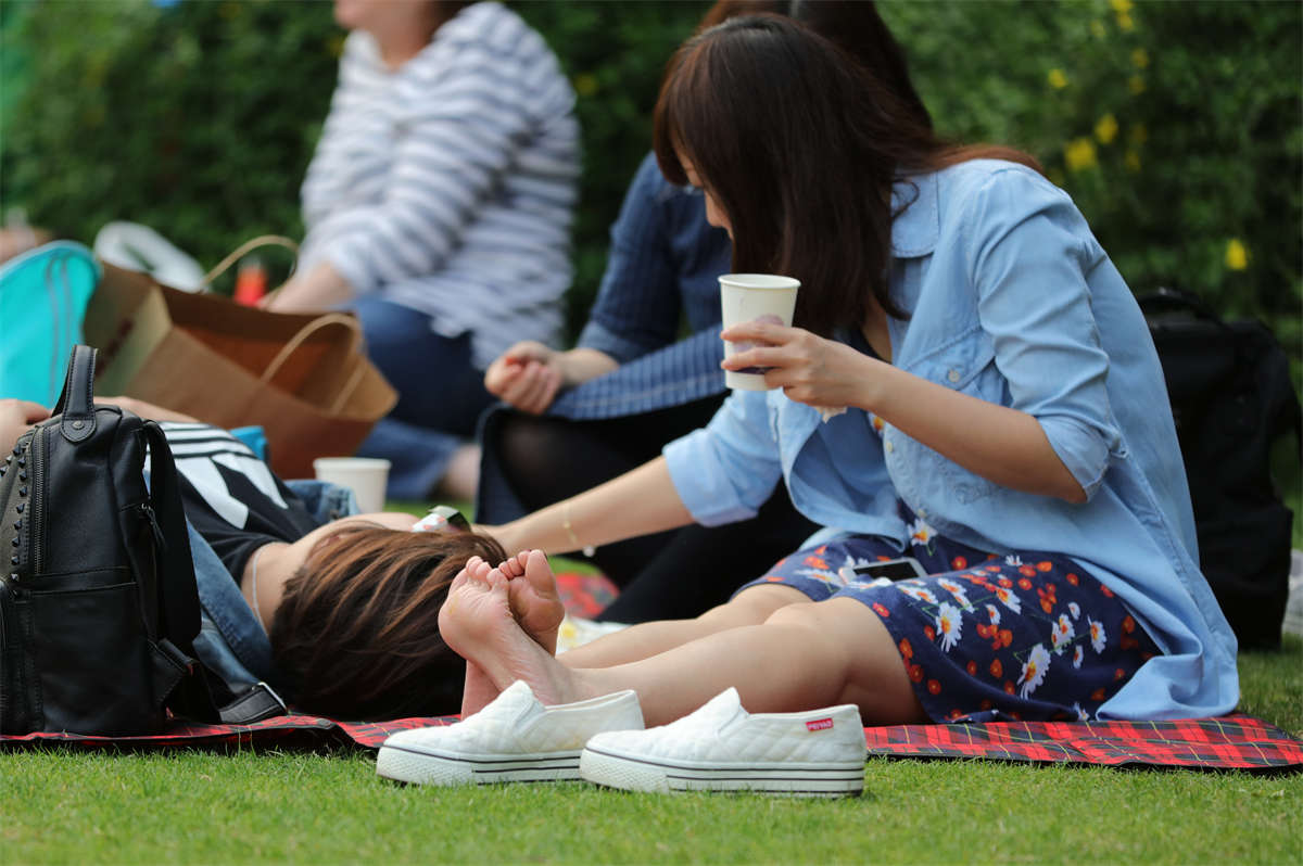 图片[2]-踏青公园街拍系列No.819 诱惑少妇脸蛋甜美玉足原味，口味略重的艳足定能把你征服 第2套-日更街拍