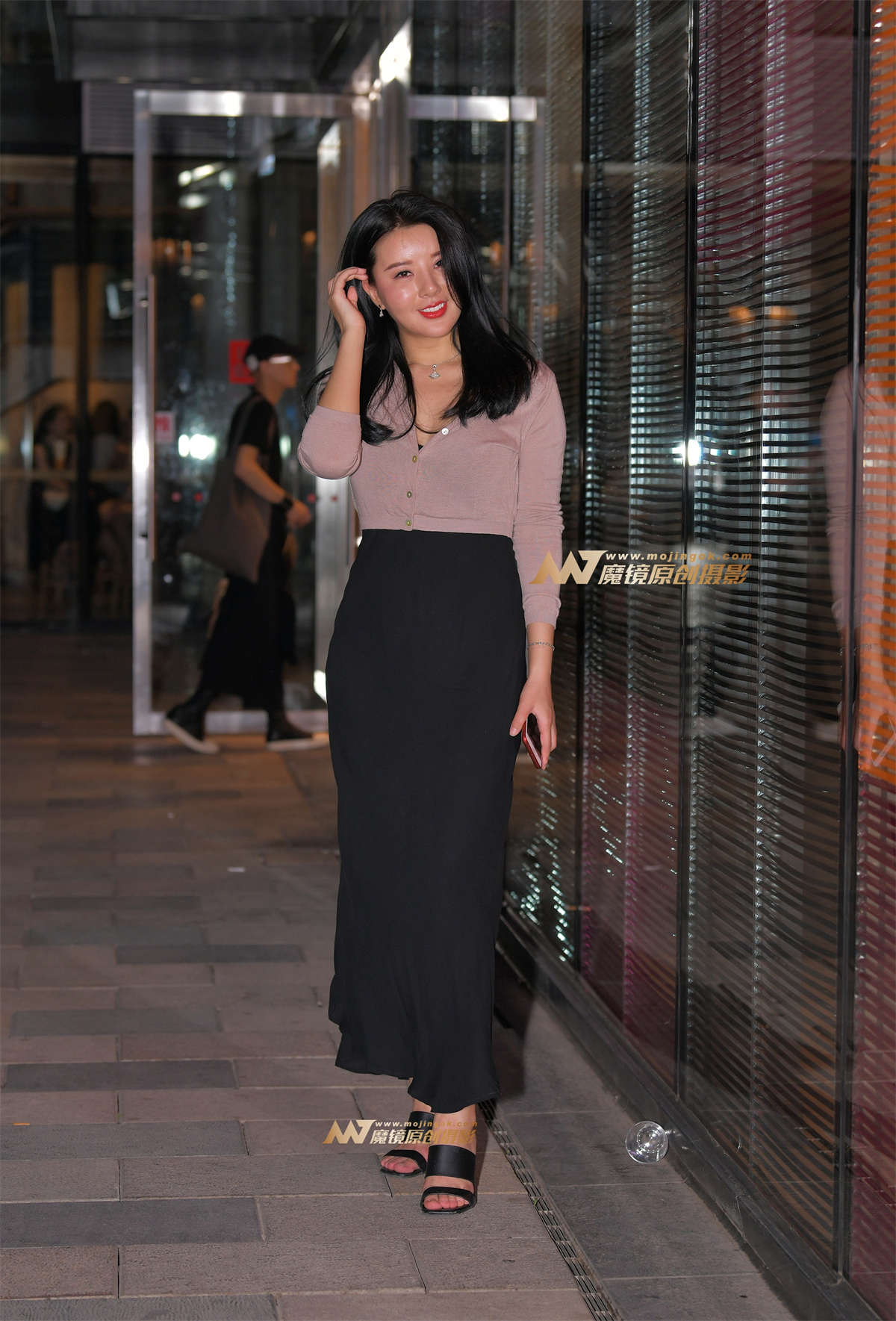 【红石赛帖】夜拍性感少妇-日更街拍