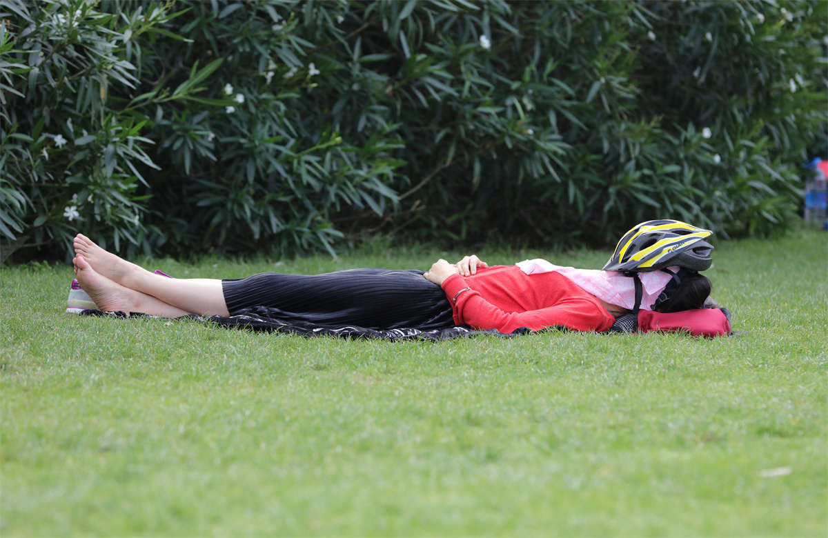 图片[2]-踏青公园街拍系列No.1594 气质高冷的黑裙美妇，脱鞋入睡，这脚带味-日更街拍