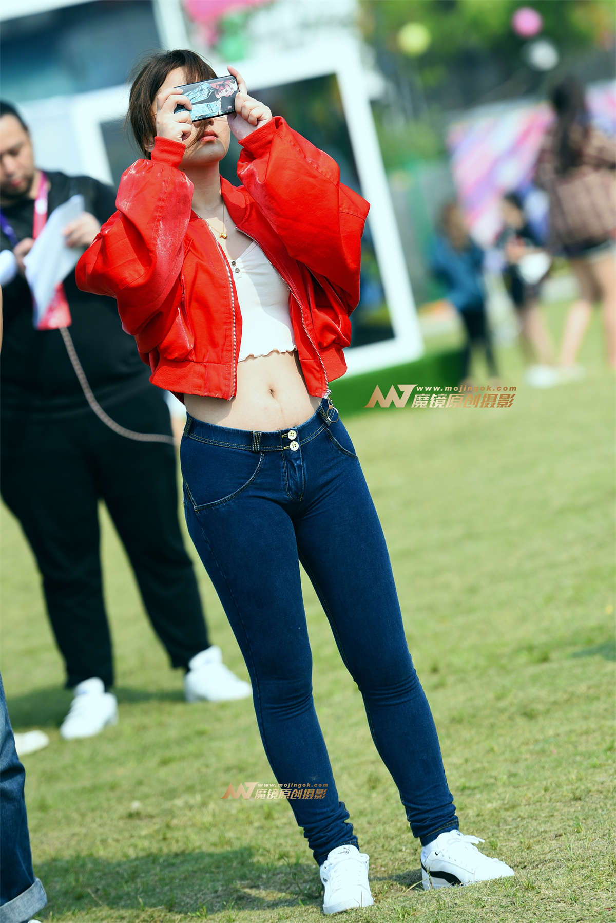 【咔喳赛贴】红衣牛仔-日更街拍