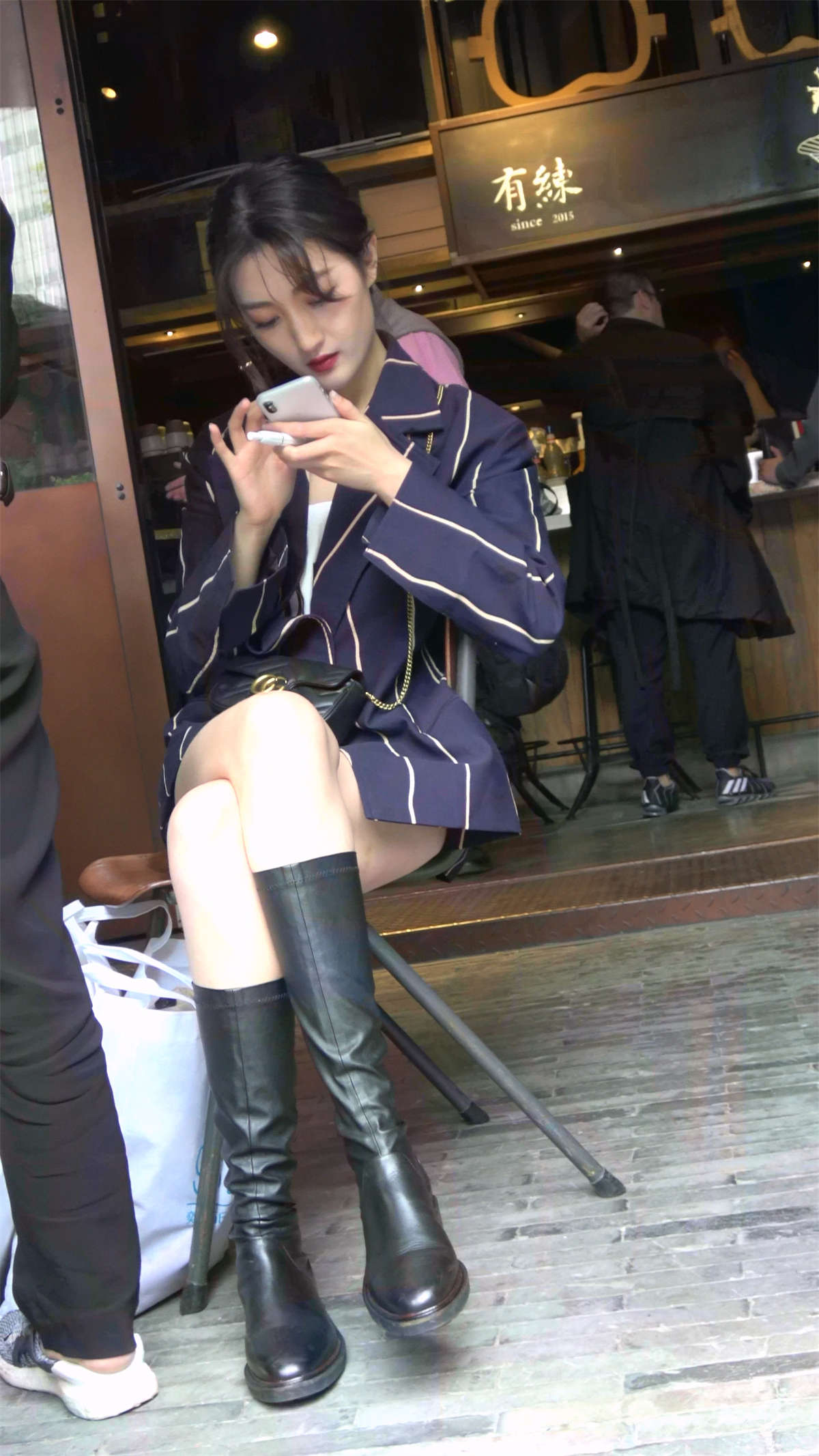 图片[2]-气质美腿美女这算是瓜子脸吗-日更街拍