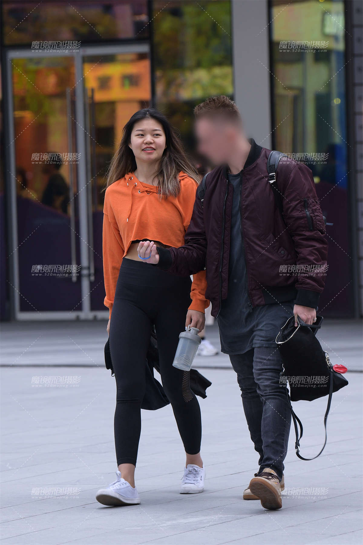 偶遇黑色紧身裤-日更街拍