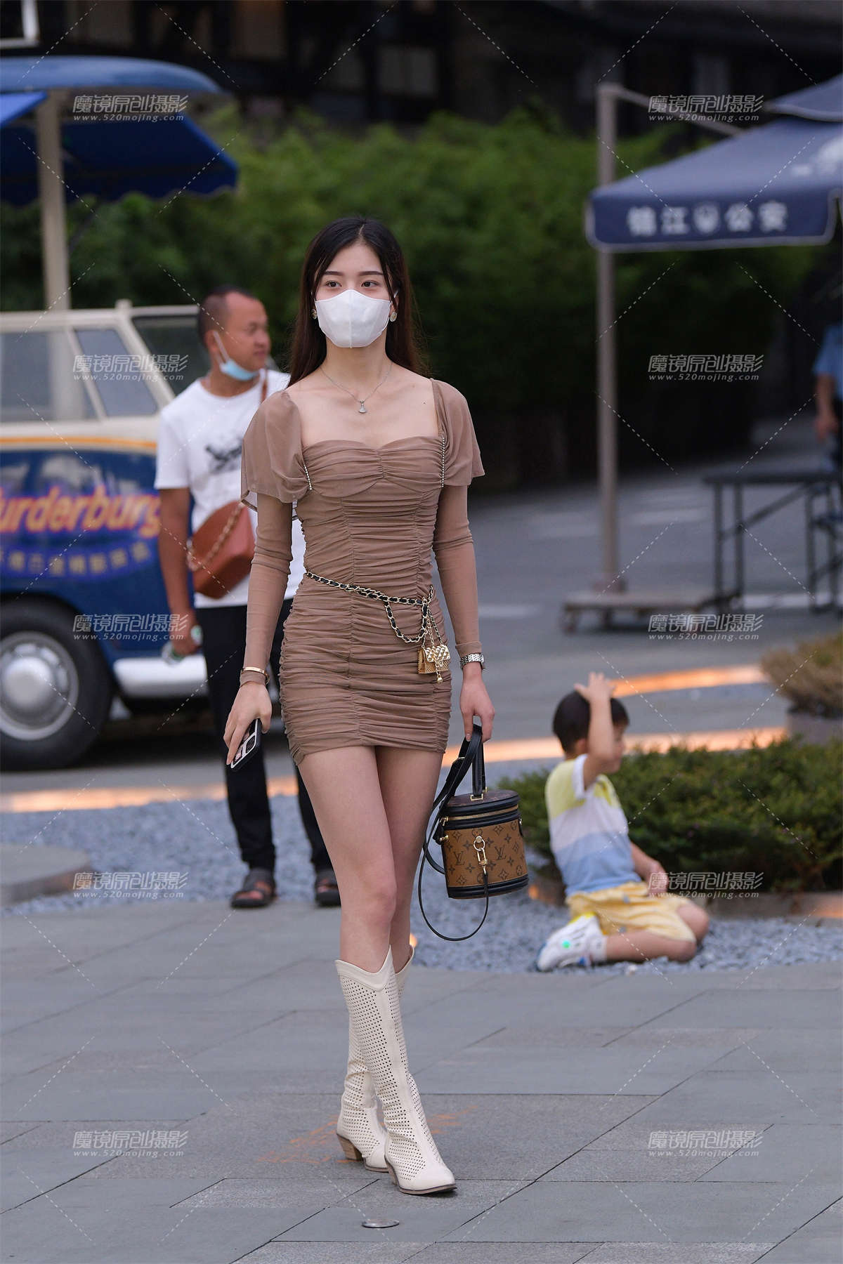 黄昏后的包臀裙美女-日更街拍