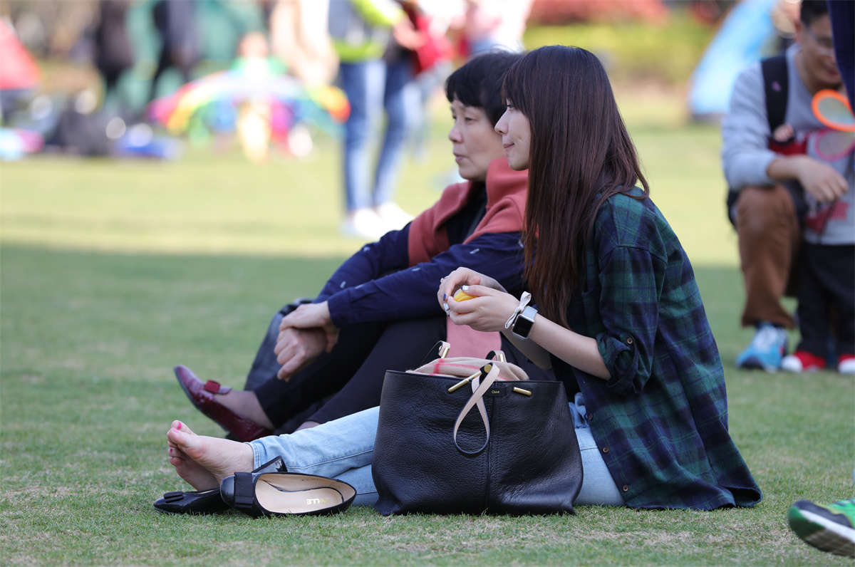 图片[2]-踏青公园街拍系列No.820 诱惑的少妇脱下皮鞋，双脚就这么一伸，就让我来感觉了-日更街拍