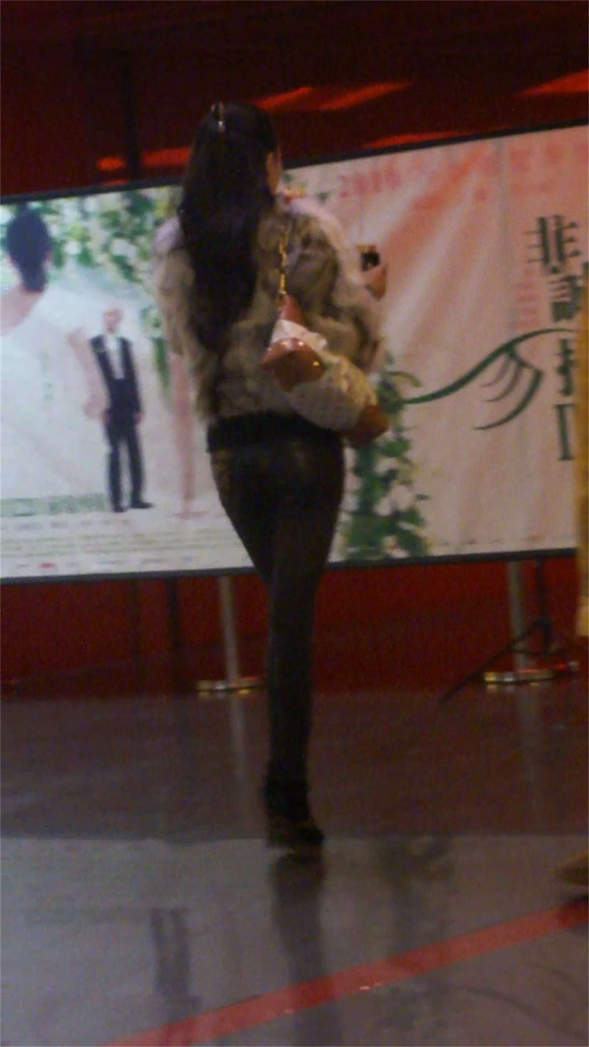 图片[2]-紧身裤翘臀美少妇-日更街拍