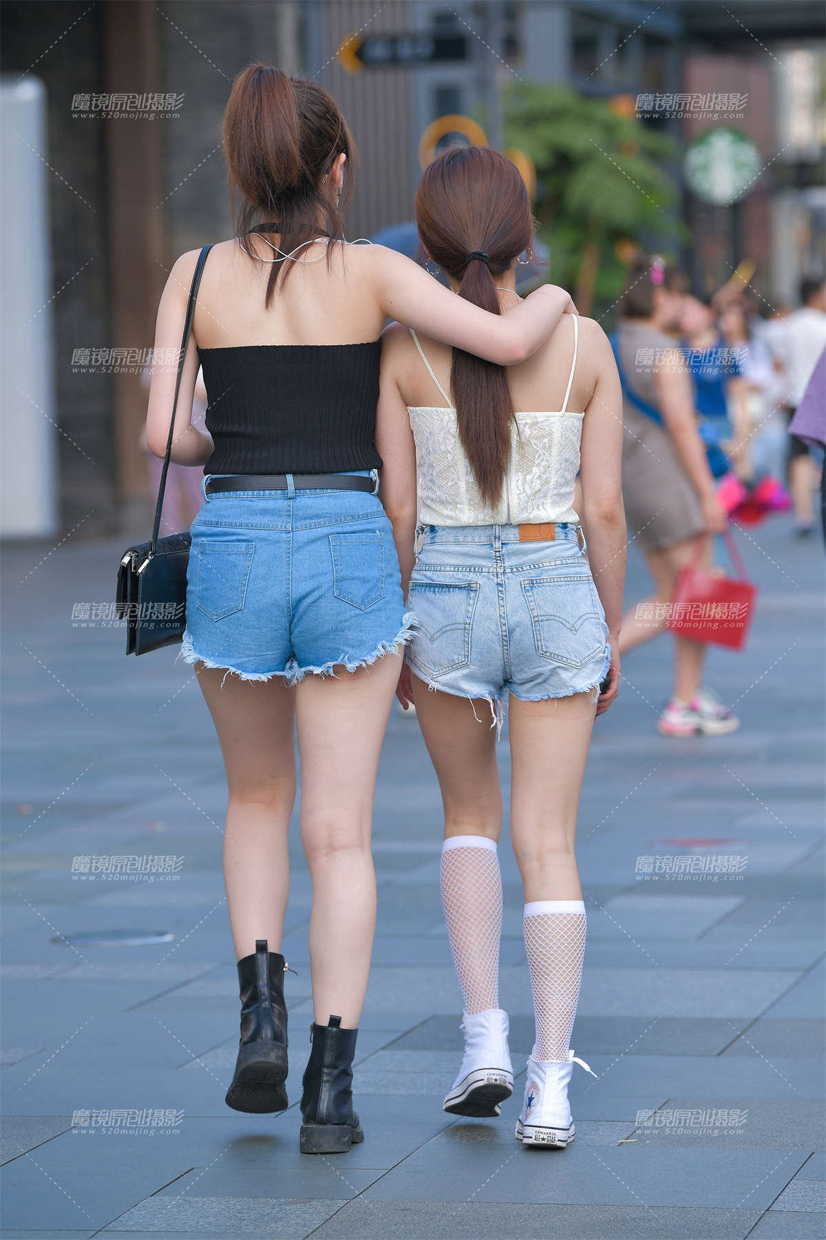 图片[2]-夏天，就该背心搭热裤-日更街拍