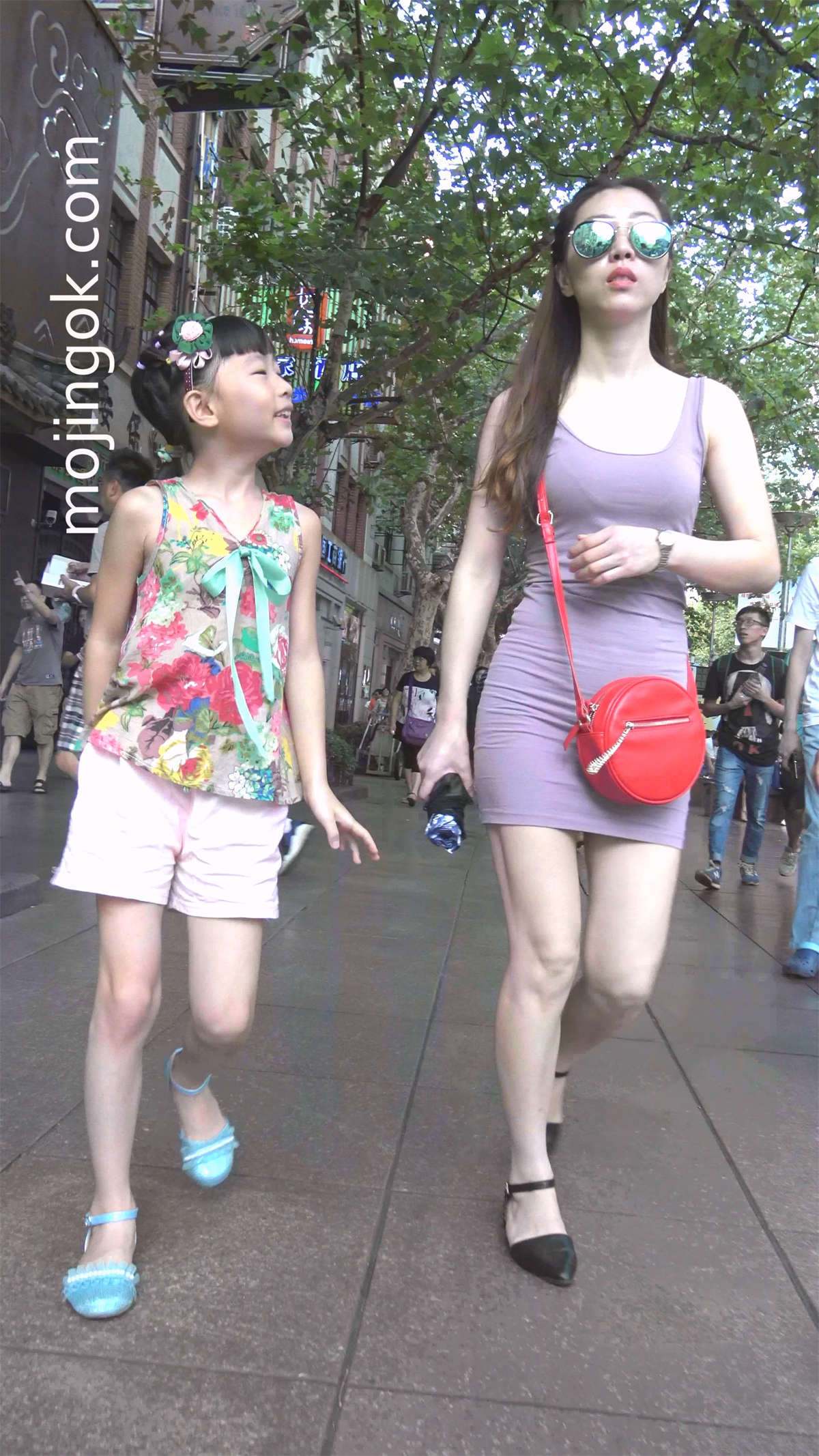 紫色修缮包臀裙少妇跟女儿逛街-日更街拍