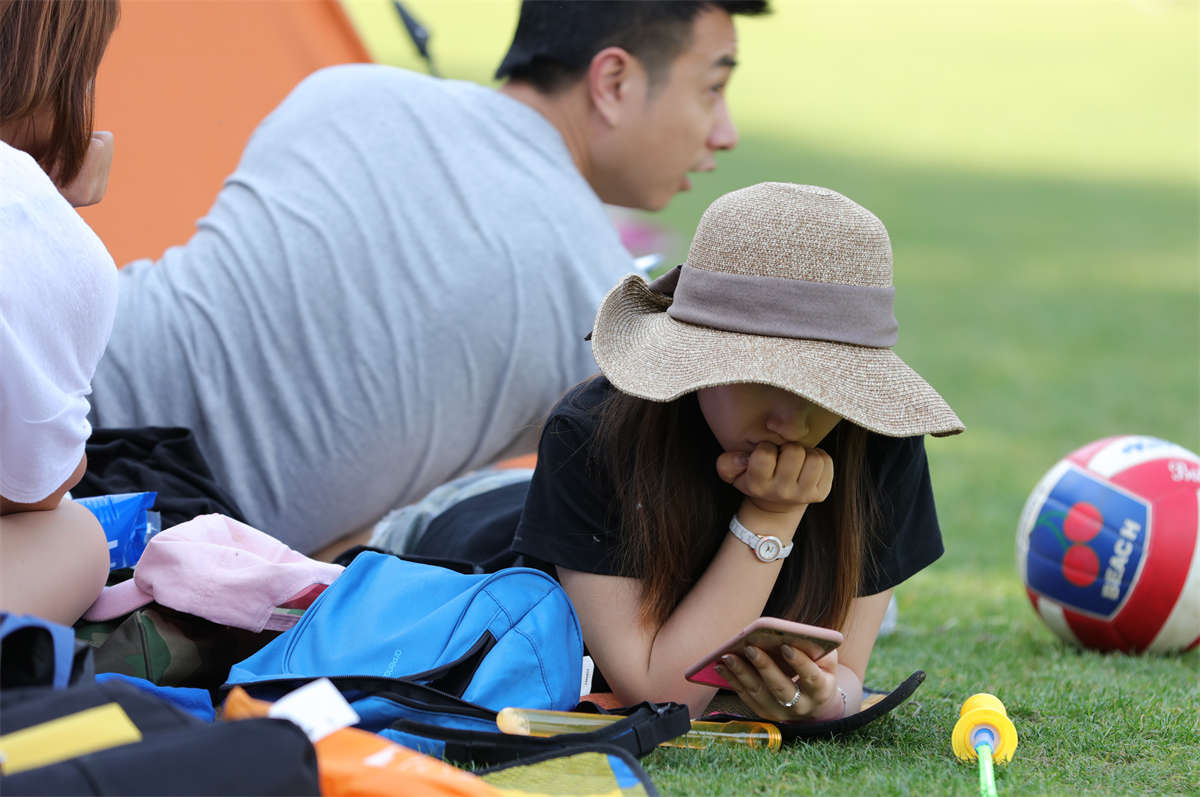 图片[2]-踏青公园街拍系列No.1595 清秀脱俗的美少妇玉足，清新淡雅沁人心肺-日更街拍