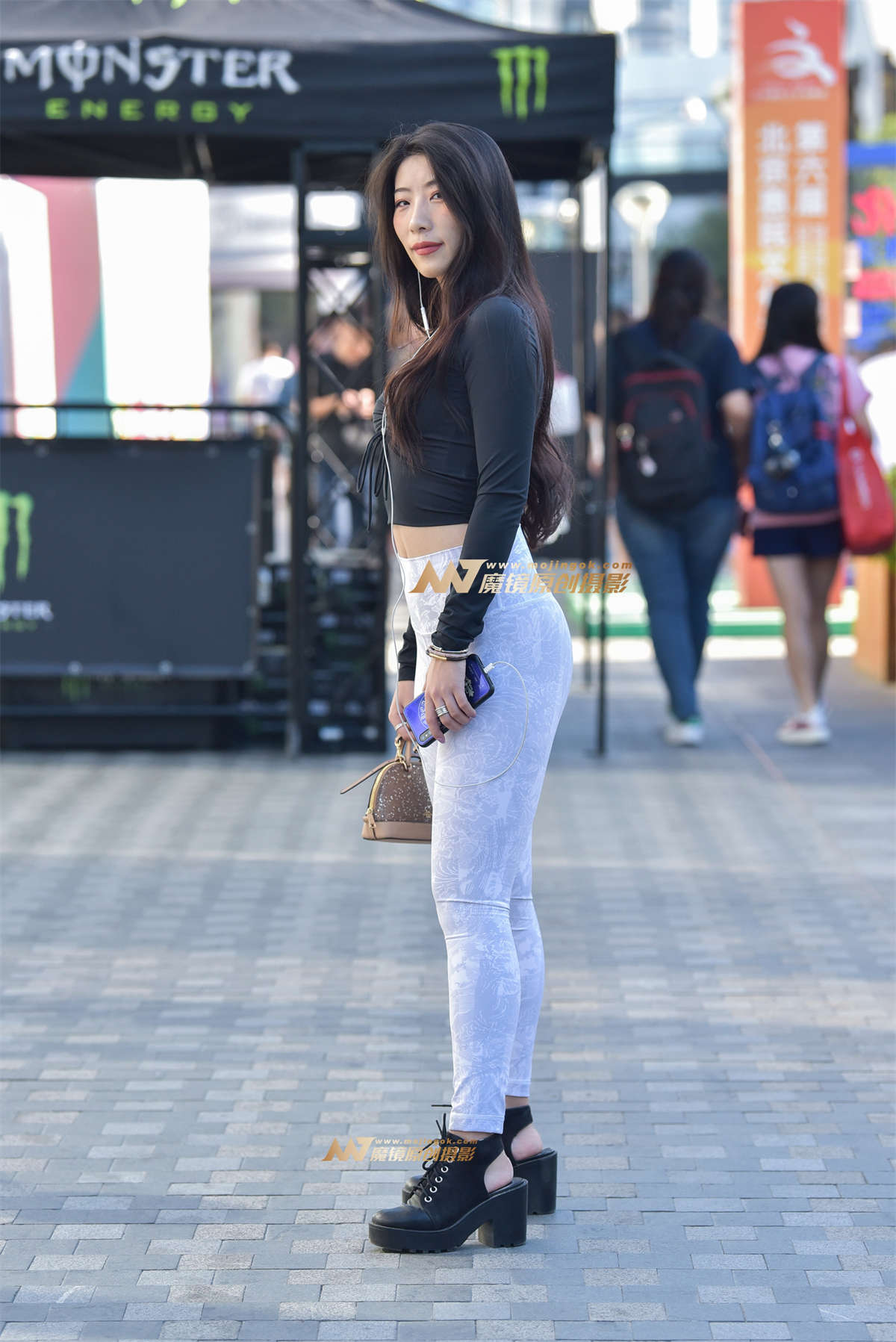 性感中腰紧身美臀女-日更街拍