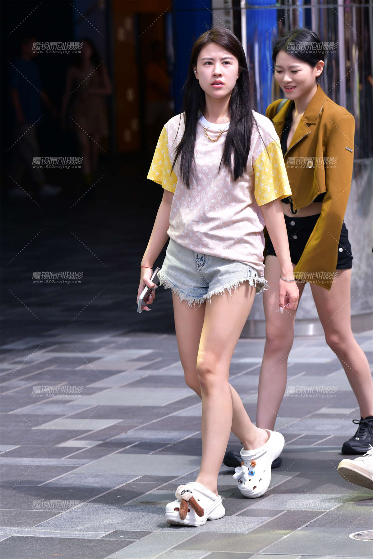 ★青春牛仔热裤美女-日更街拍