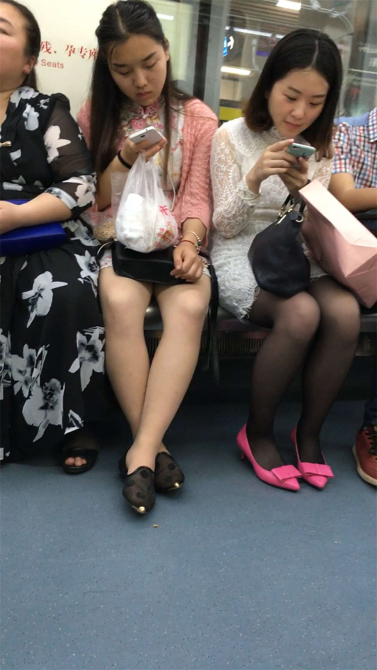 地铁肉丝和黑丝两个都爱-日更街拍