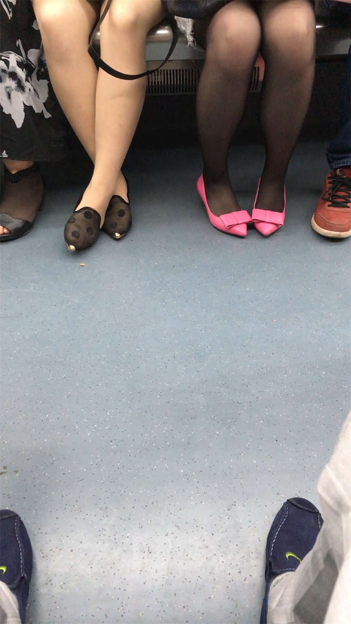 图片[2]-地铁肉丝和黑丝两个都爱-日更街拍