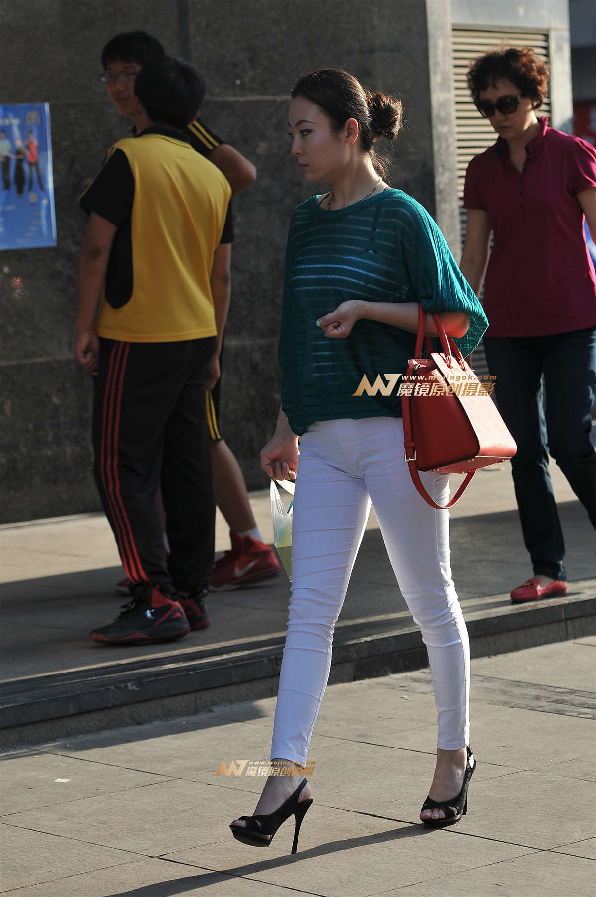 白色锥子裤 风韵的少妇-日更街拍