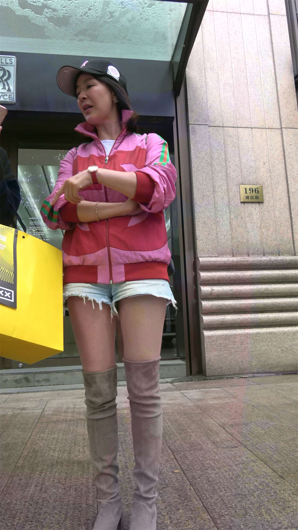 图片[2]-修长美腿热裤高挑气质女神-日更街拍