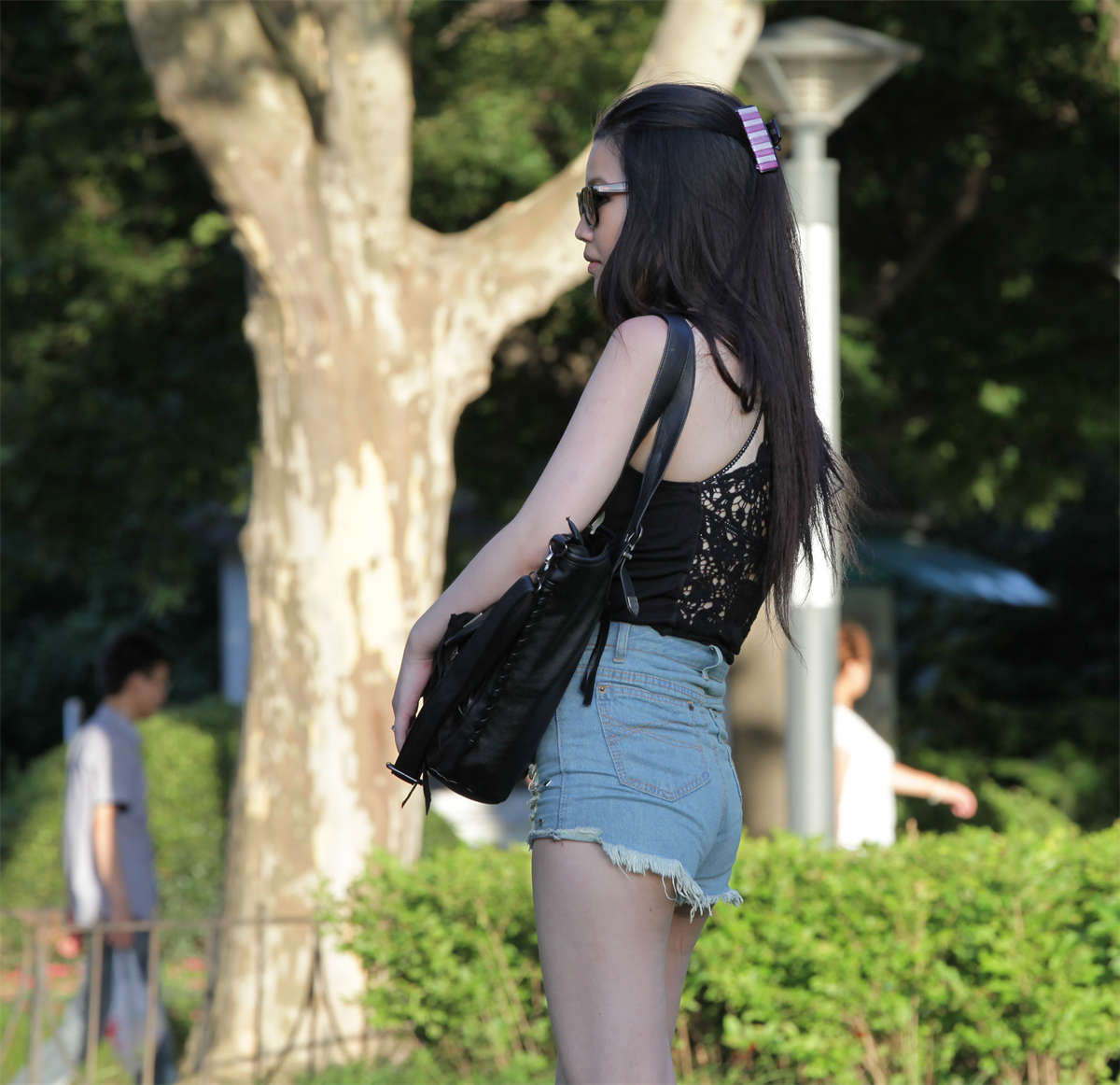 图片[2]-踏青公园街拍系列No.370 肌肤细腻无比的精致美女-日更街拍