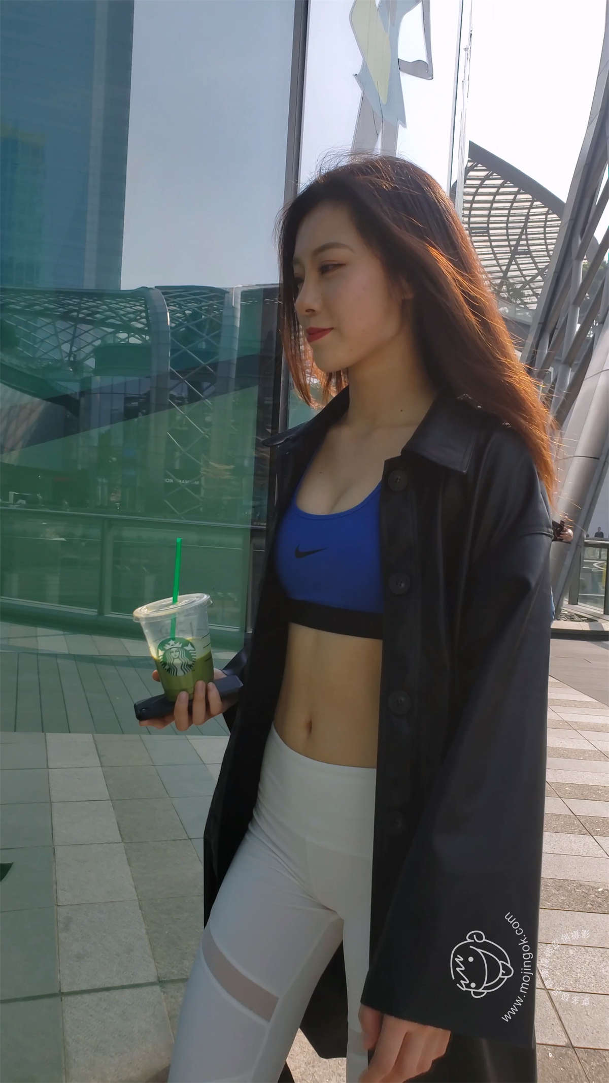 白色紧身瑜伽裤美女-日更街拍