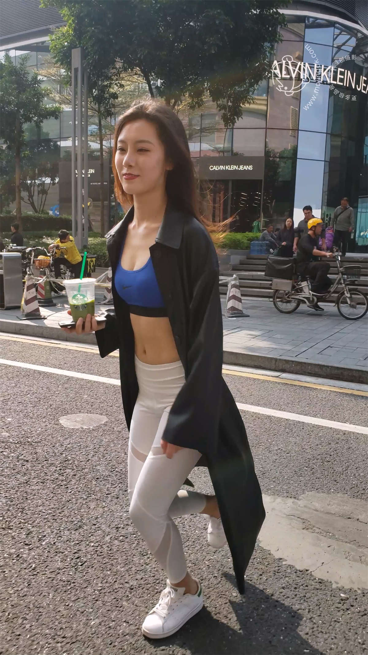 图片[2]-白色紧身瑜伽裤美女-日更街拍