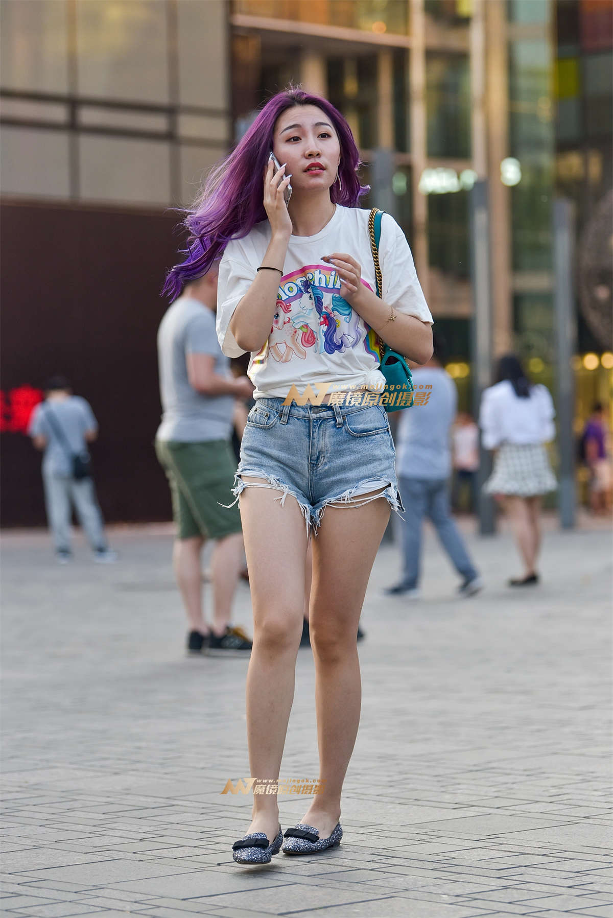 打电话的破洞热裤女-日更街拍