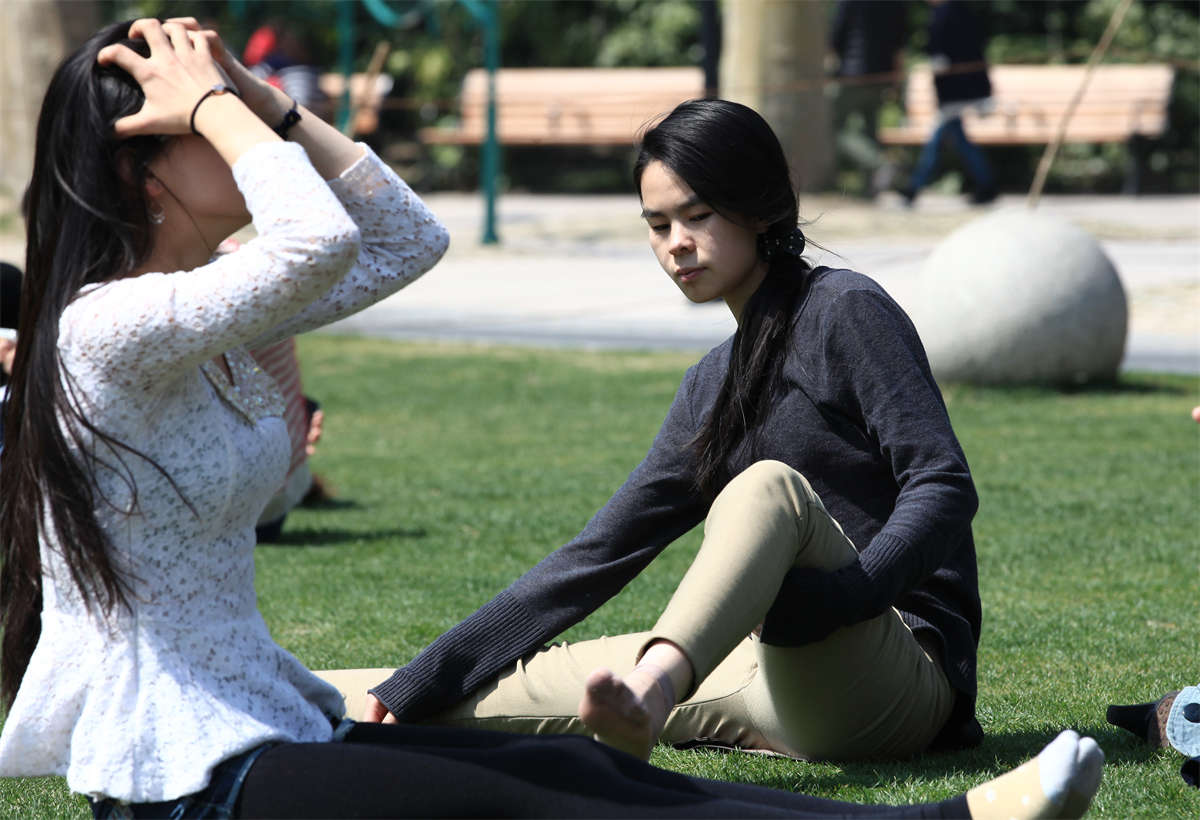 图片[2]-踏青公园街拍系列No.282 一双漂亮薄丝，给你看，但不给你好好拍-日更街拍