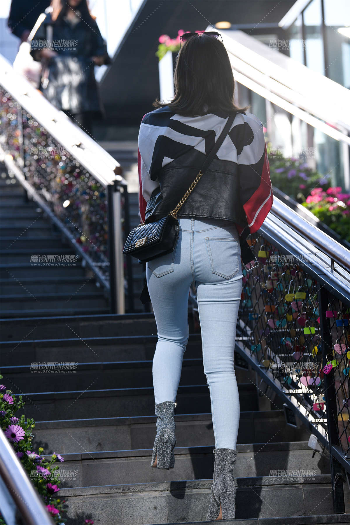 图片[2]-上楼梯的蓝色紧牛-日更街拍