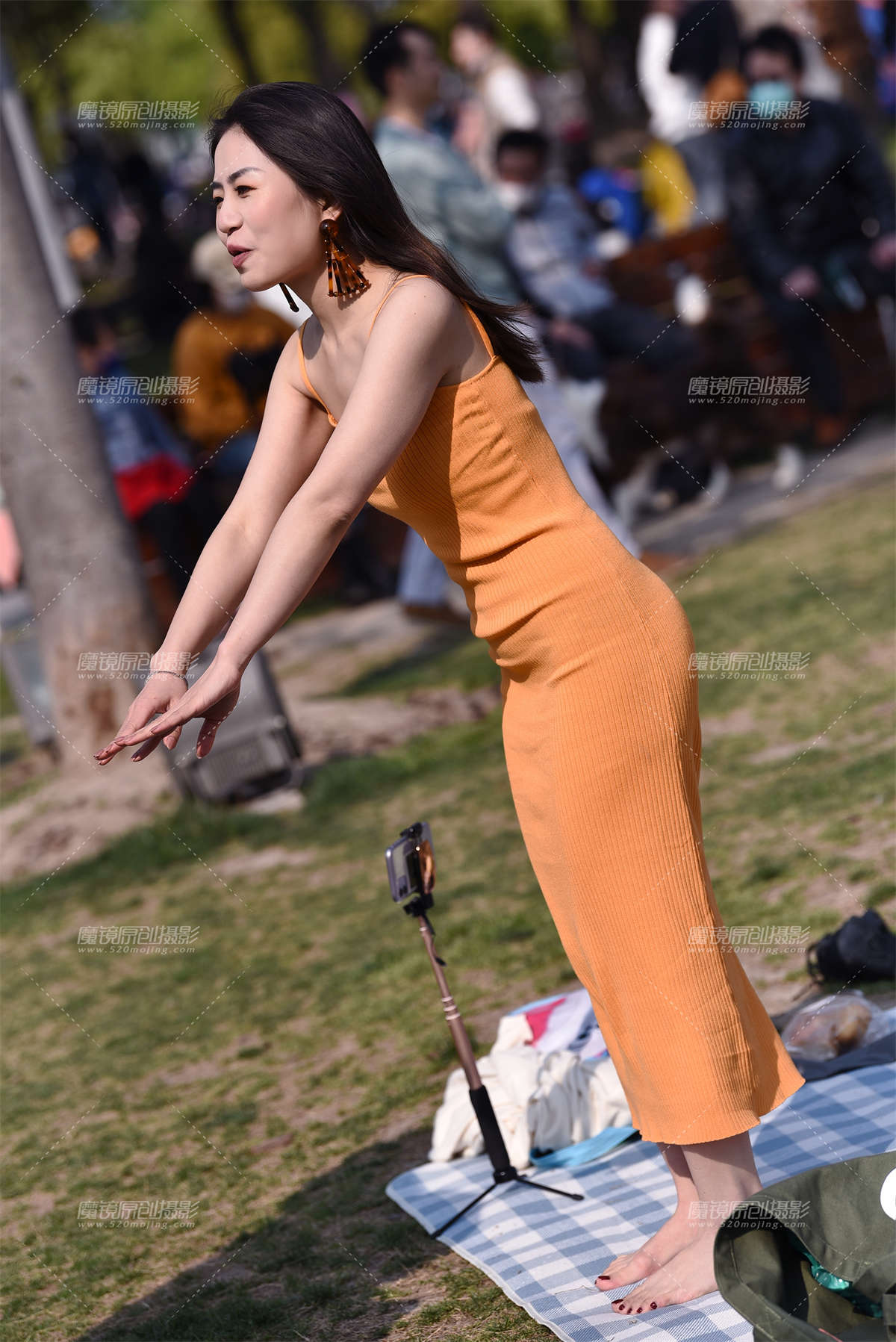 【咔喳赛帖】微风中的吊带长裙-日更街拍