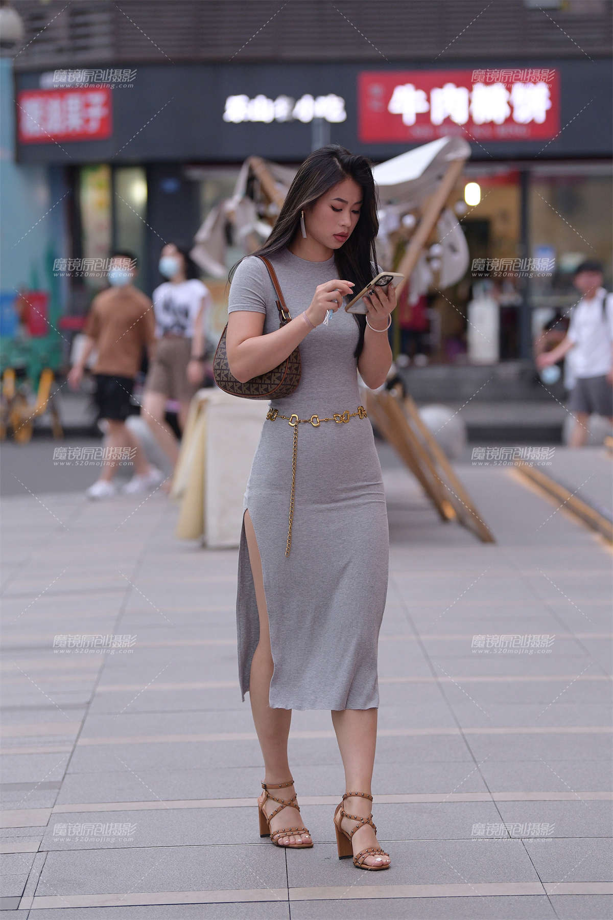 灰色开衩裙美女-日更街拍