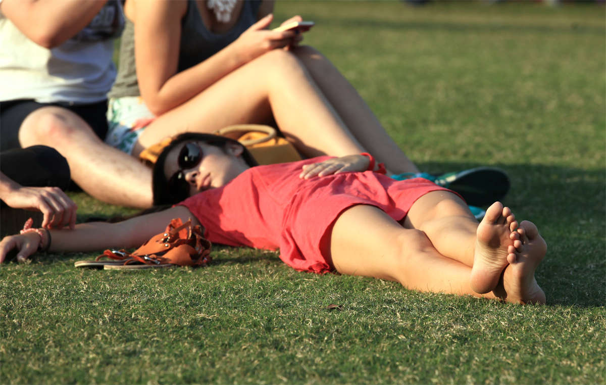 图片[2]-踏青公园街拍系列No.821 身材、脚型都属一流的外国MM出现在草坪中央-日更街拍