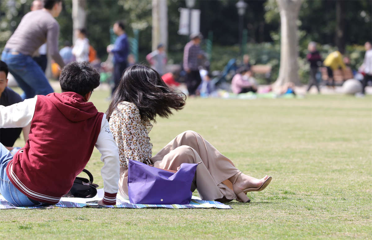 图片[2]-踏青公园街拍系列No.1596 清纯女孩一双骨感瘦足，没想到足底还挺斑驳的-日更街拍