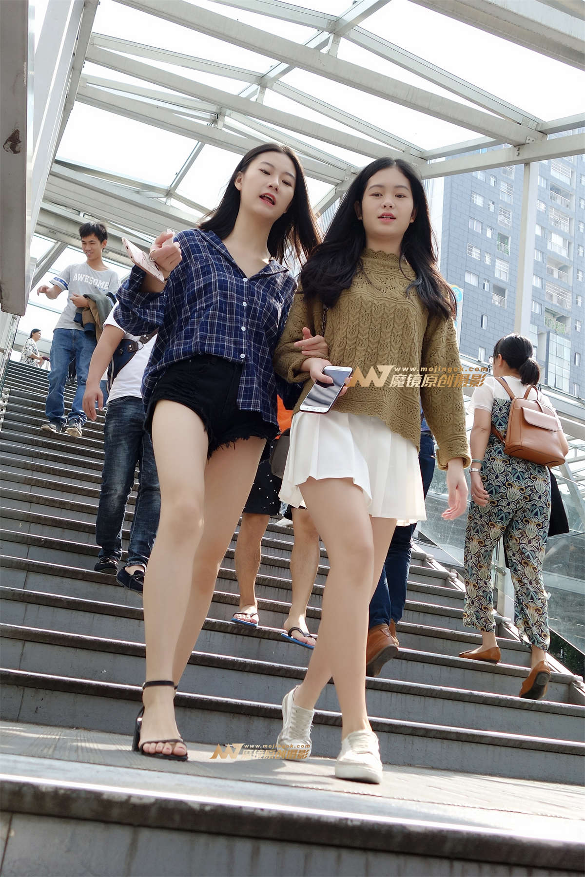 高挑热裤妹子街拍-日更街拍