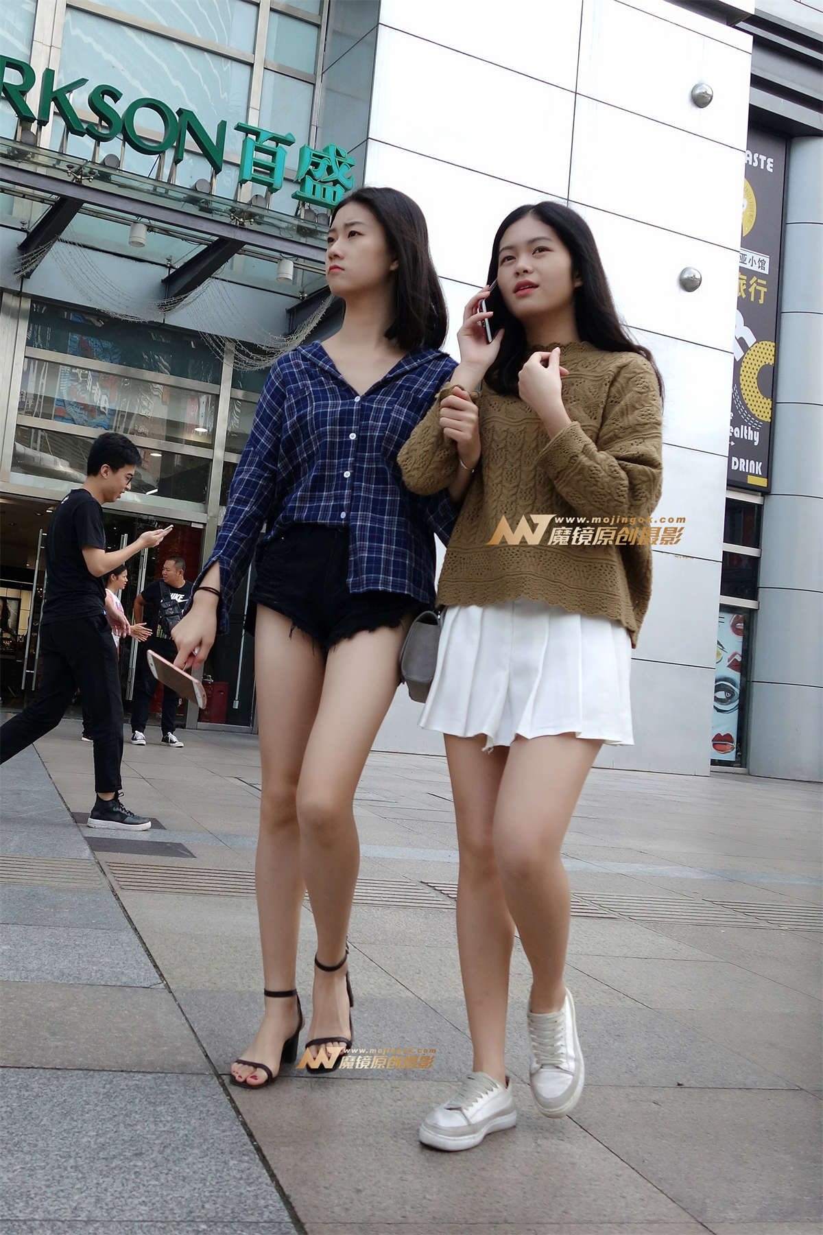 图片[2]-高挑热裤妹子街拍-日更街拍